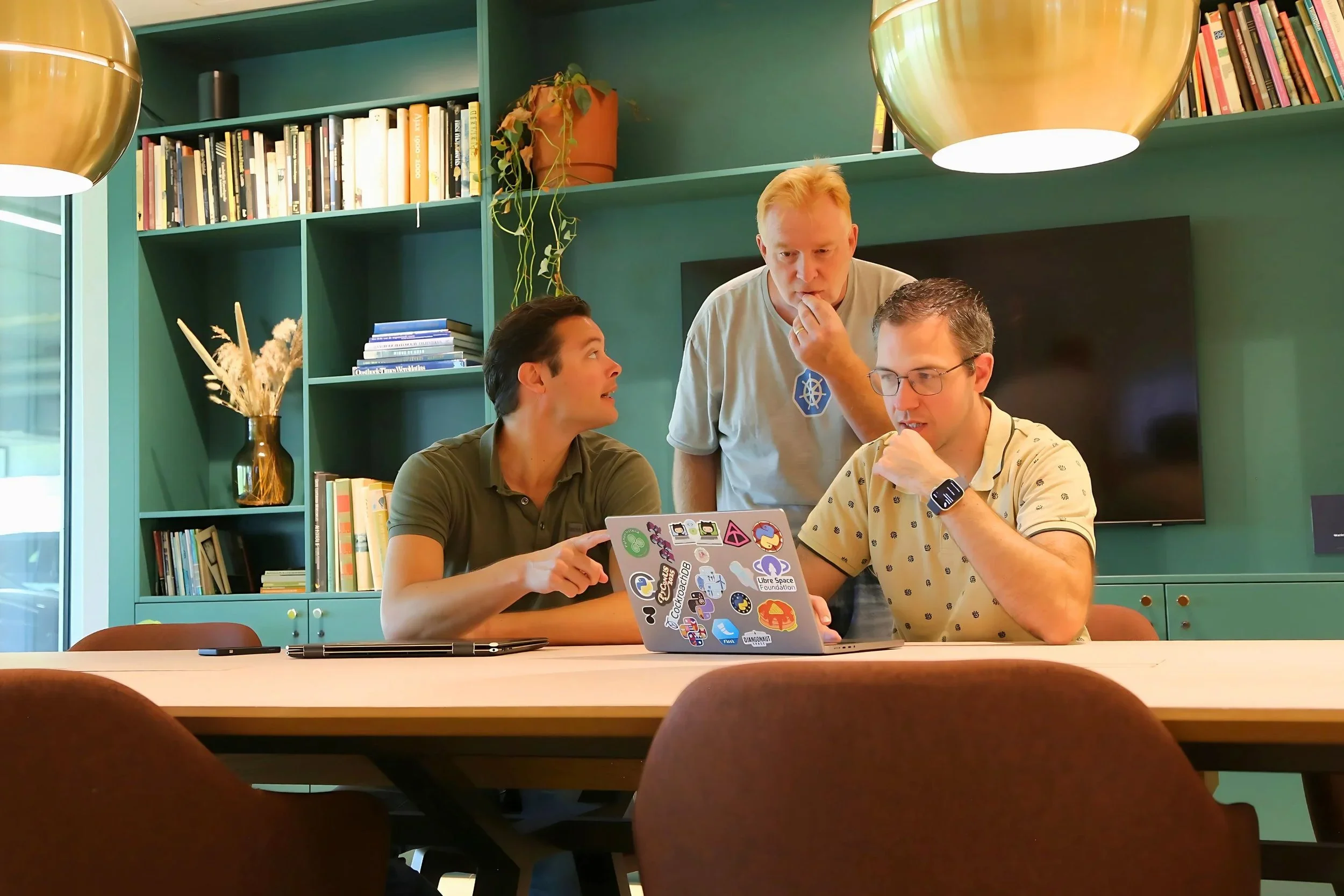 Medewerkers van Qstars IT bespreken de best IT website design voor hun scale up bedrijf