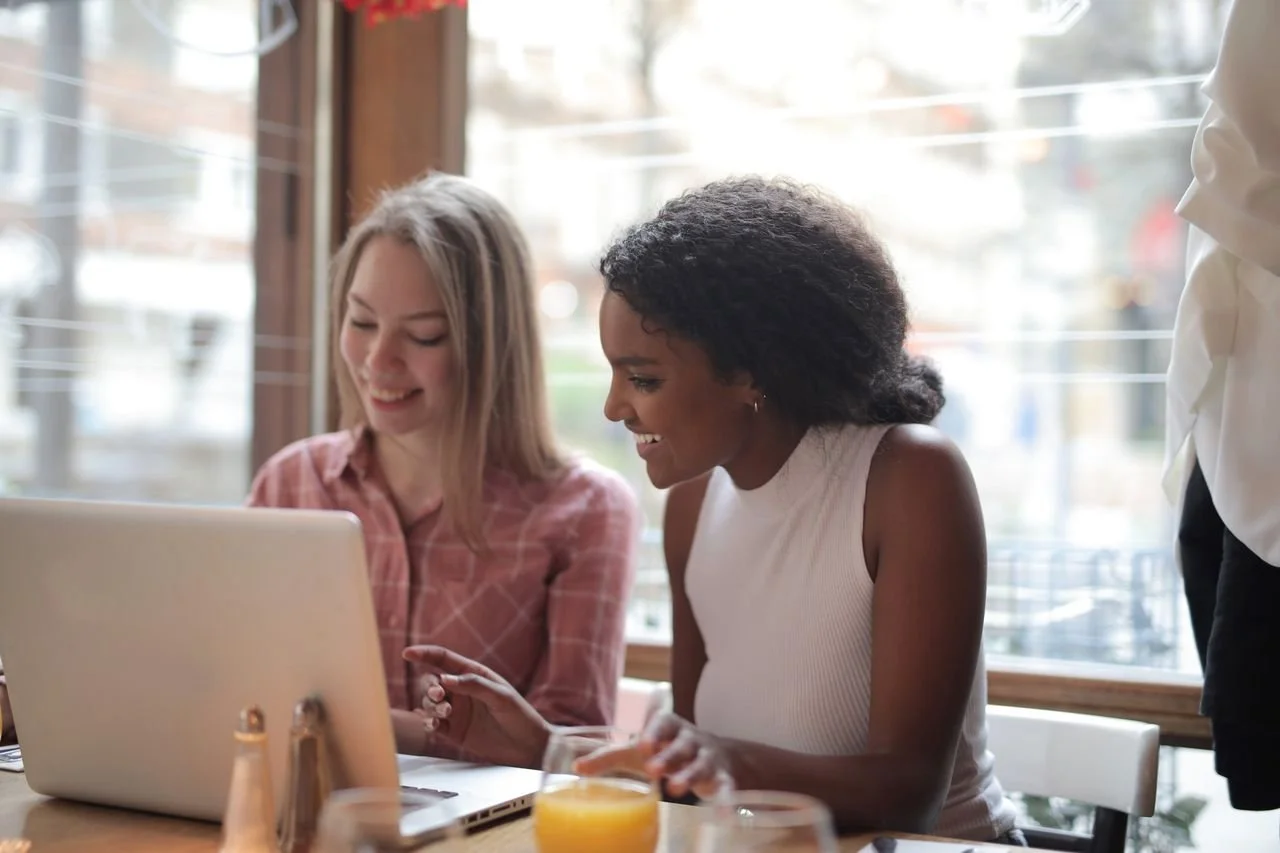 Ondernemer en webdesigner kijken samen naar het ontwerp van een Squarespace website op een laptop
