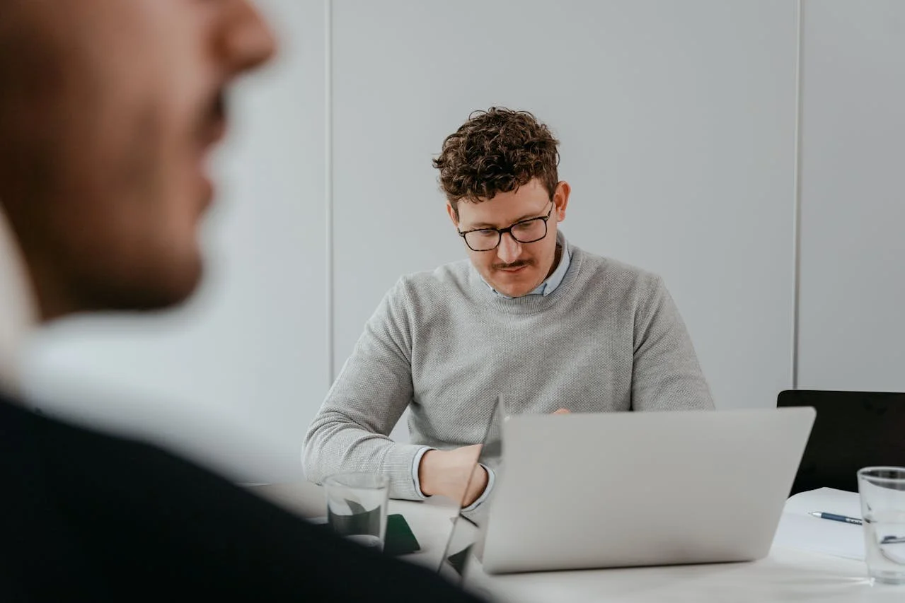 Financieel adviseur is bezig achter zijn laptop op Squarespace Saved Pages uit te proberen voor zijn website en lokale SEO