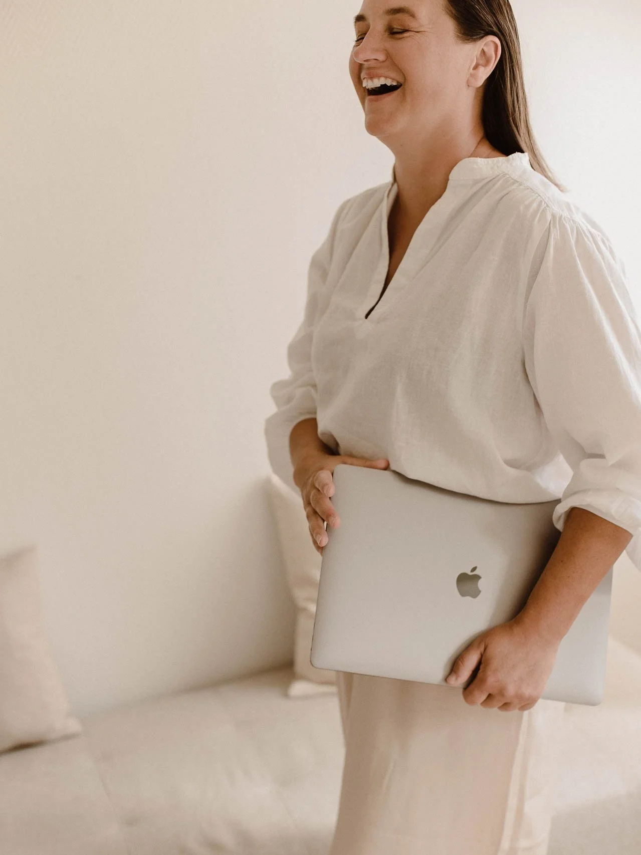Made by Anouk lachend omdat ze weet hoe je een Squarespace website maakt die professioneel oogt en klanten oplevert.