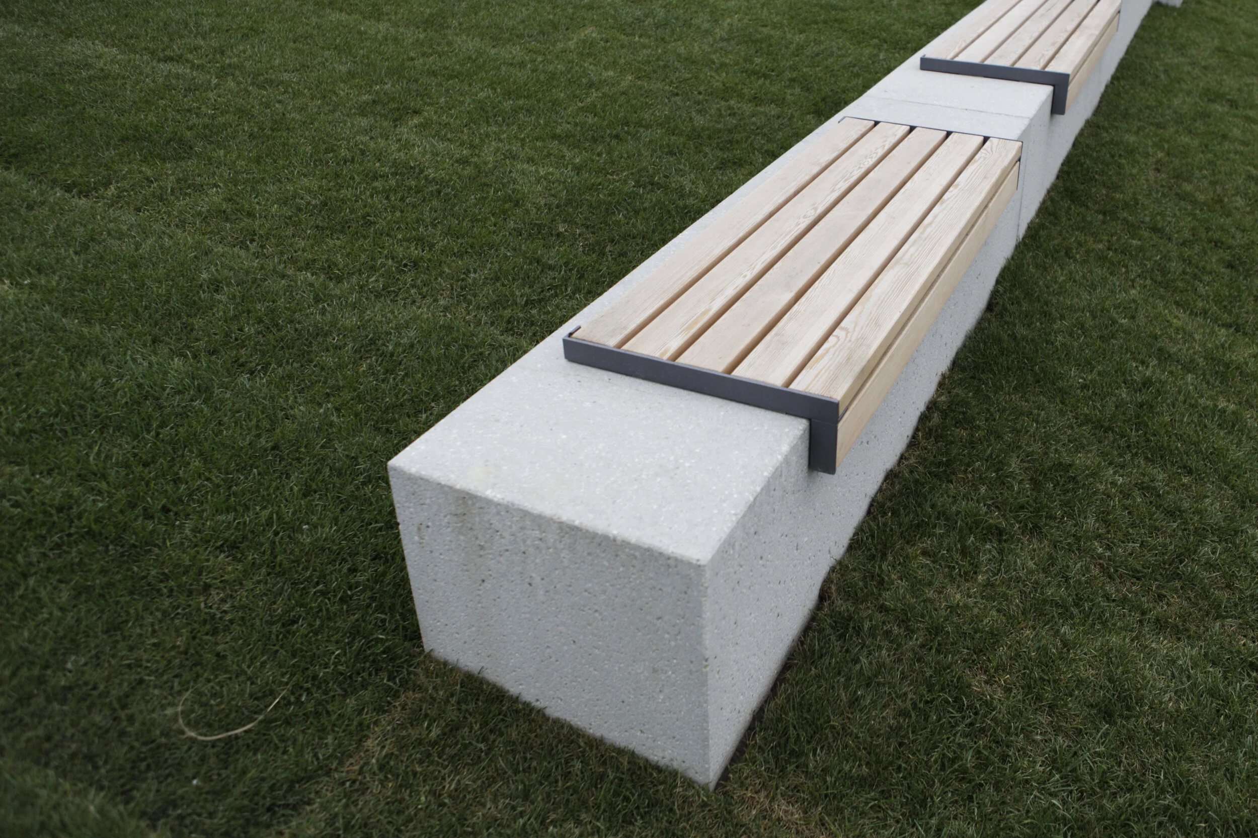  Betonsitzelemente mit Sitzauflagen | Esterhazysche Feriensiedlung Pöttsching  