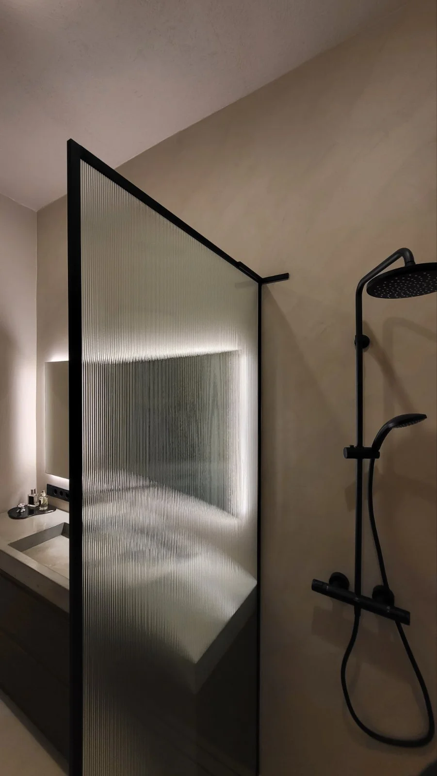 lainelisest klaasist dušiklaas mustas raamis