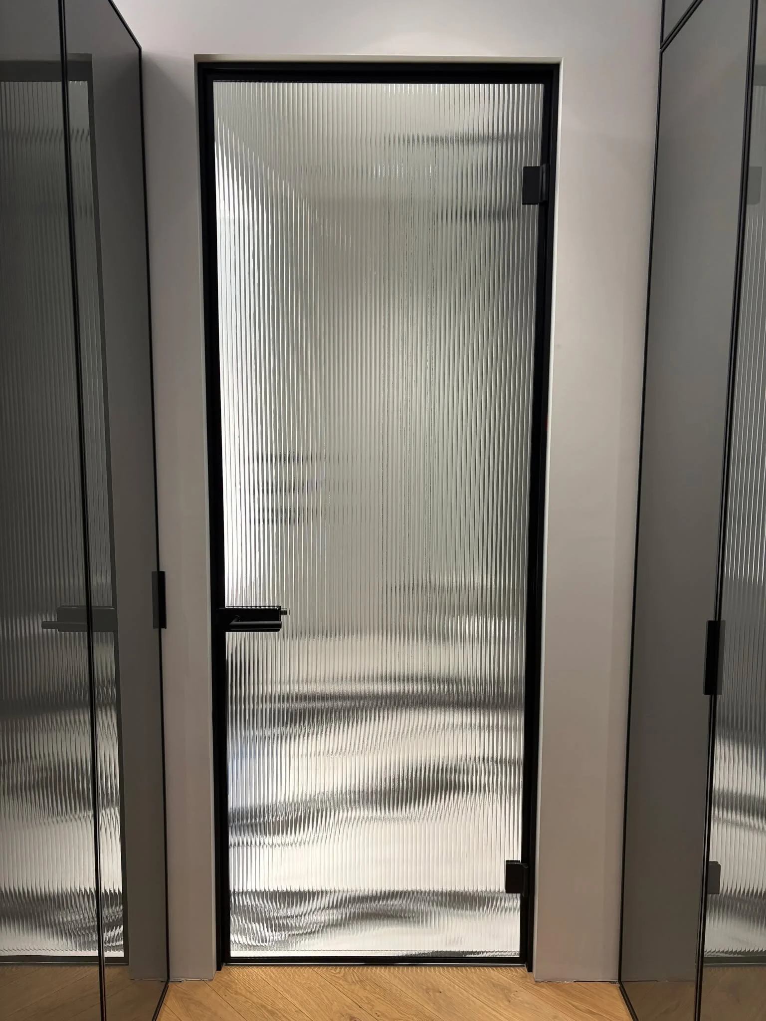 Lainelise klaasiga klaasuks mustas raamis