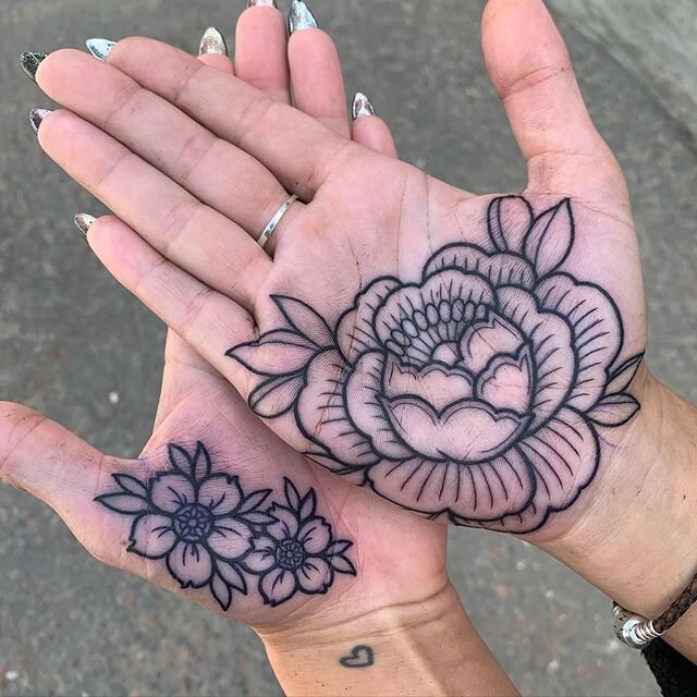 One of my favourite combos 🌸🌷More floral combos to come 🙌💫 Made at @southcitymarket using @vladbladirons ⚔️🤍 #tattoo #palmtattoo #palmtattoos #floraltattoo #flowertattoo #cherryblossom #cherryblossomtattoo #peony #peonytattoo #peonies #handtatto