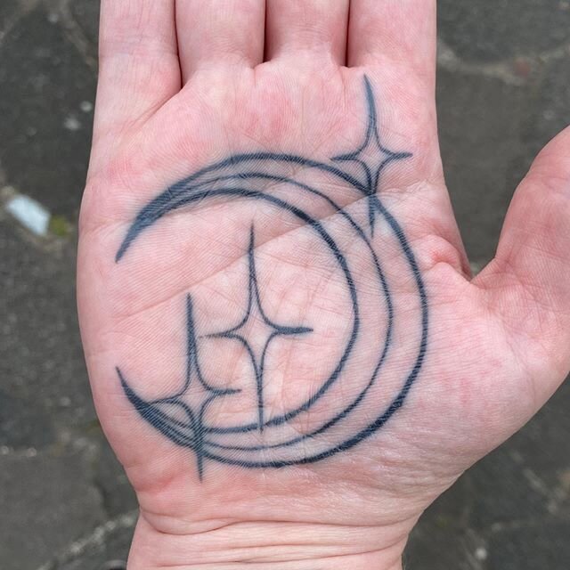 Healed for Rachel 🌙✨ Competition winner tattoo 🙌 Made at @southcitymarket 💫 using @vladbladirons 💛 #tattoo #palmtattoo #palmtattoos #healed #healedpalmtattoo #healedtattoo #moon #moontattoo #star #startattoo #stars #handtattoo #outlinetattoo #lin