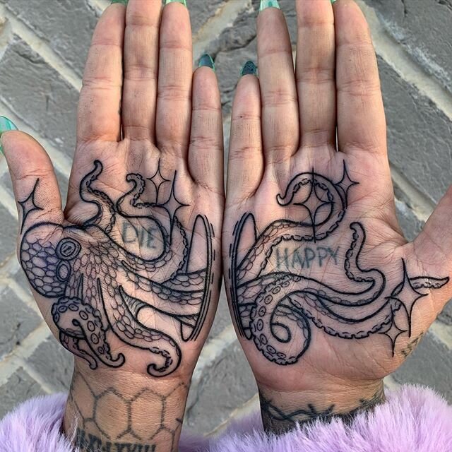A favourite from last year on @bbyekra 🐙💗 More double palms please 💜💜 Made at @southcitymarket Using @vladbladirons 🖤⚔️ #tattoo #palmtattoo #palmtattoos #octopustattoo #diehappy #octopus #tentacles #tentacletattoo #handtattoo #outlinetattoo #lin