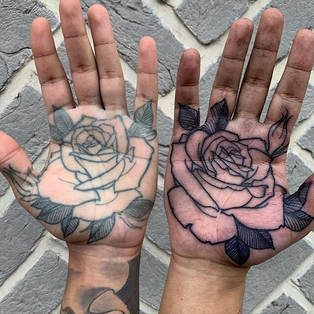 Roses on Ishmael 🌹&hearts;️ Made at @southcitymarket &hearts;️ #tattoo #palmtattoo #palmtattoos #handtattoos #handtattoo #fingertattoo #rosetattoo #rose #floraltattoo #outlinetattoo #lineworktattoo #blxckink #btattooing #blackworktattoo #blackwork_o