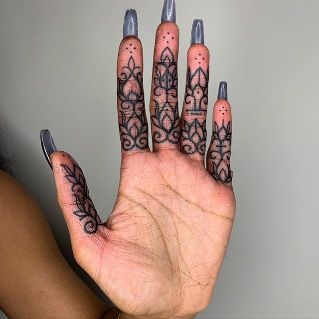Cover up fingers for Lade 🖤 Made at @southcitymarket using @vladbladirons 🌸💗 #tattoo #palmtattoo #palmtattoos #handtattoo #coveruptattoo #fingertattoo #outlinetattoo #lineworktattoo #thumbtattoo #linework #finelinetattoo #fineline #ornamentaltatto