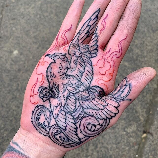 Exited to get some full colour action on the go for Sven soon! 🔥🧡💛 Made at @der_grimm_tattoo last year 🐺🖤 Using @vladbladirons ⚒ #tattoo #palmtattoo #palm #palmtattoos #handtattoo #inkedmag #outlinetattoo #lineworktattoo #fingertattoo #thumbtatt