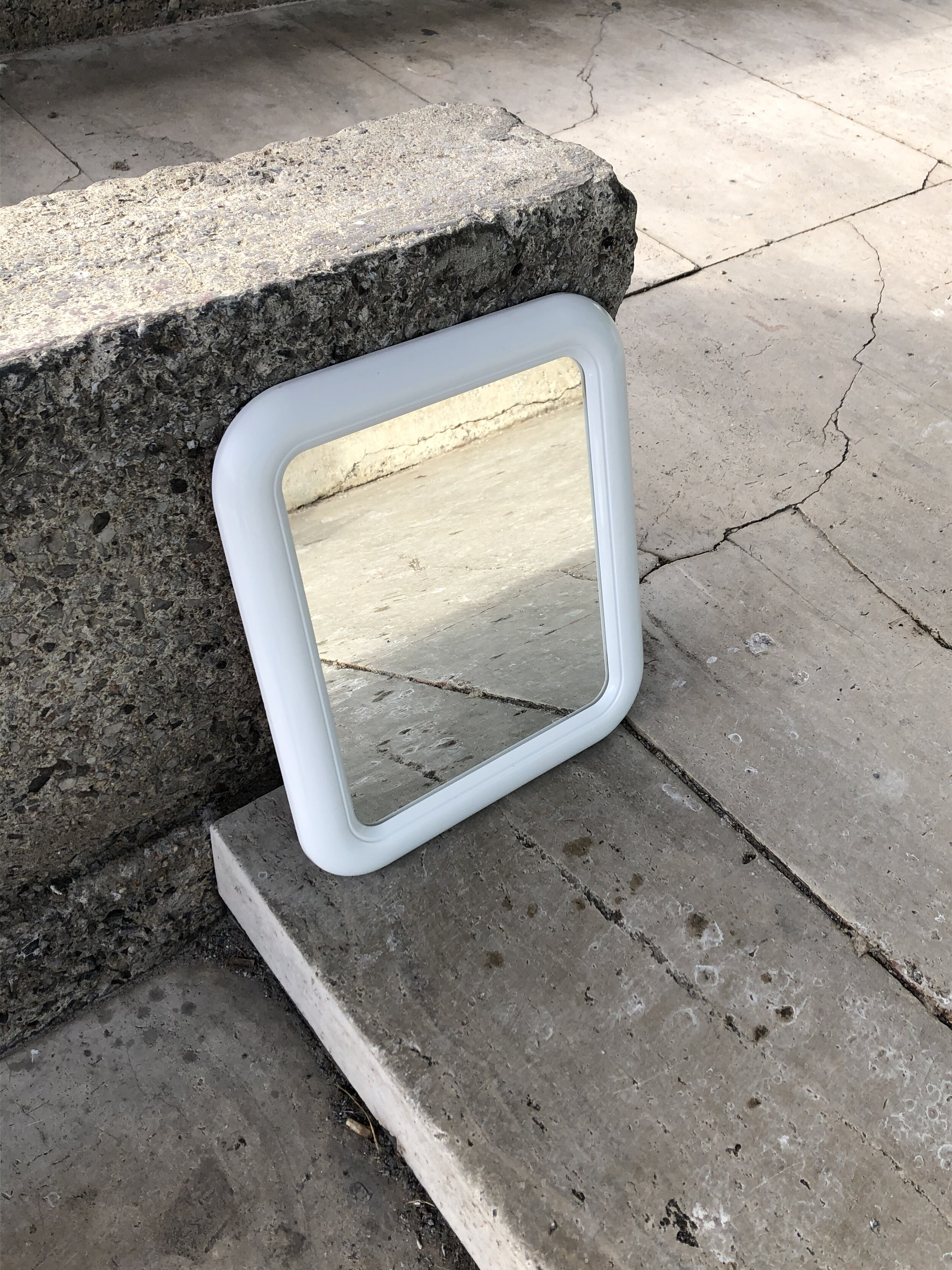 _white_interdesign_square_mirror_3.jpg