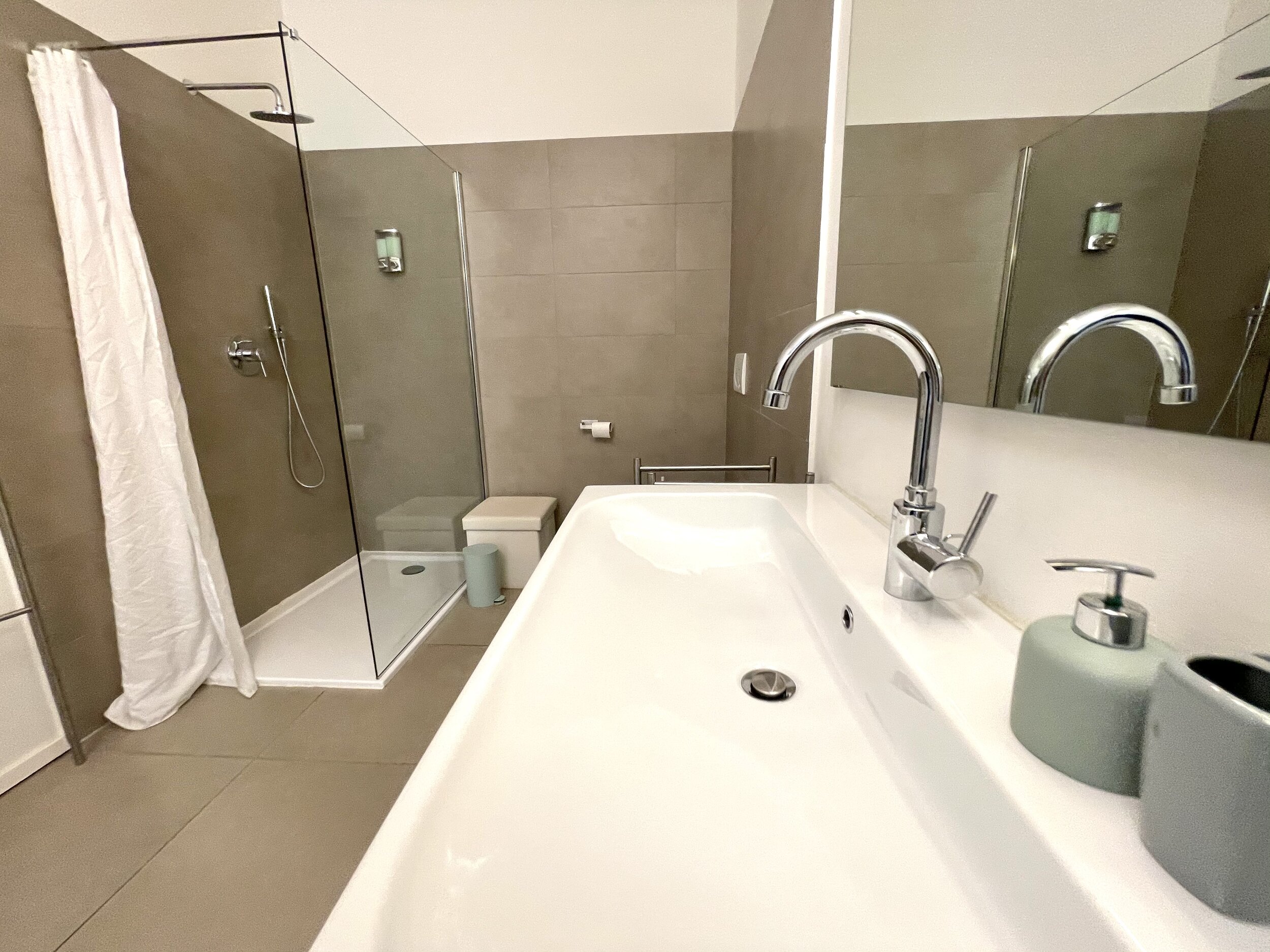 Common bathroom (room 2 & 3)