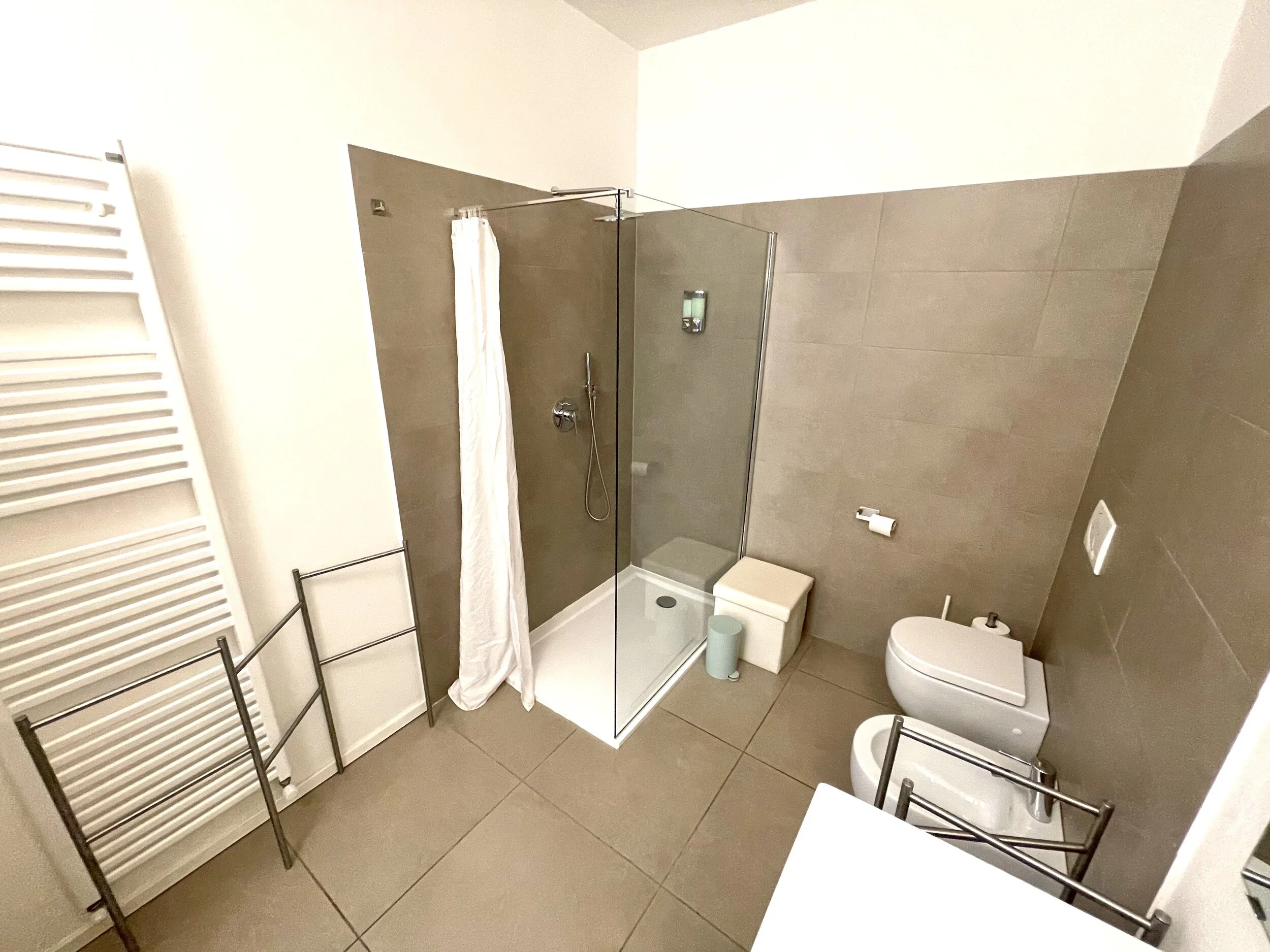 Common bathroom (room 2 & 3)
