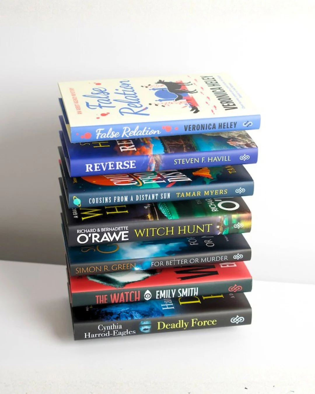Are you a hardcover lover or a paperback fan? 📚