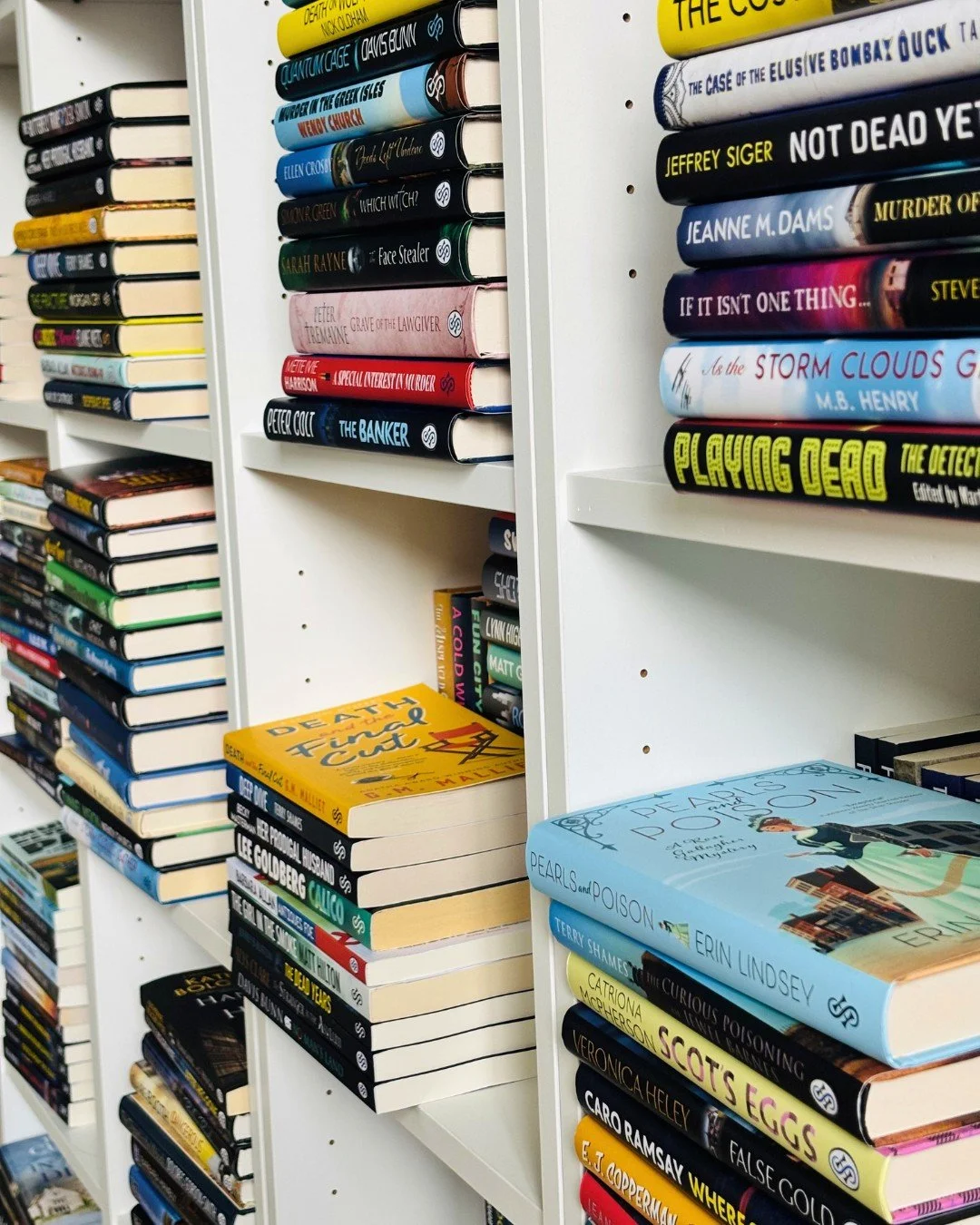 It's a scorcher this weekend, so we want to know what you are reading this bank holiday under the sun (or in front of a fan) ☀️📚