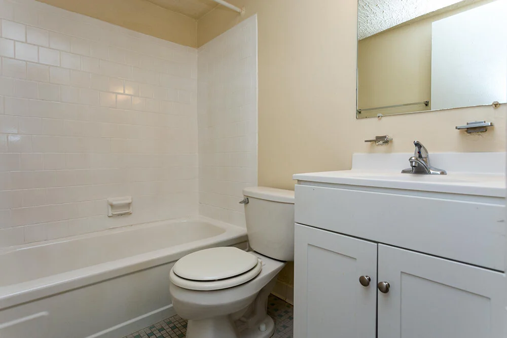 1000px_Holly_Spring_OCT_2013_bathroom.jpg