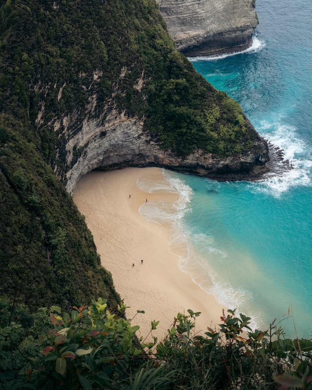 An insanely steep path carved out into the rock takes you down to this beach and involves plenty of clambering on all fours. Definitely not for the faint-hearted. ⁣📍Kelingking Beach, Nusa Penida Island
&bull;
&bull;
&bull;
#roamtheplanet #stayandwan