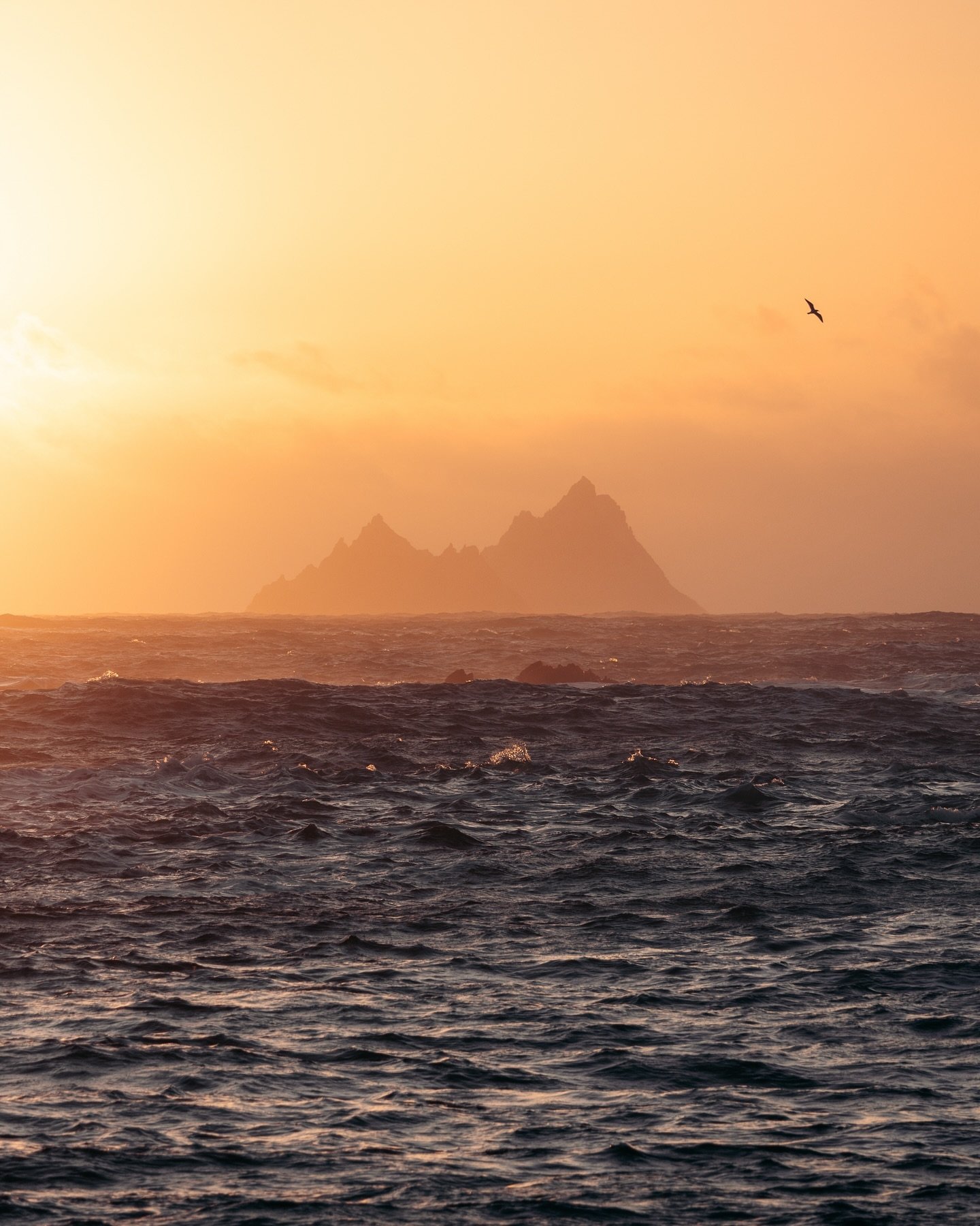 Sunset magic on the Wild Atlantic Way. 
&bull;​​​​​​​​⁠
&bull;​​​​​​​​⁠
&bull;​​​​​​​​⁠
&bull;​​​​​​​​⁠
&bull;​​​​​​​​⁠
#roamtheplanet #stayandwander #earthfocus_ig #prettycornersofeurope #beautifuldestinations #condenasttraveller #travelphotographyl