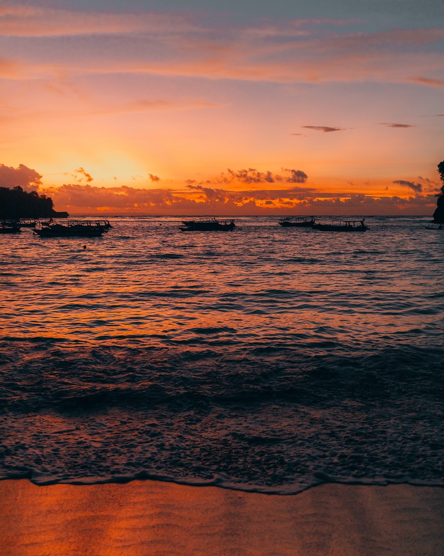 Those Indonesian sunsets 😍⁠
⁠
⁠
#roamtheplanet #stayandwander #earthfocus_ig #prettycornersofasia #beautifuldestinations #condenasttraveller #welivetoexplore #travelphotographyawards #ig_travelphotography #mytravelphotography #travelphotographyclub 