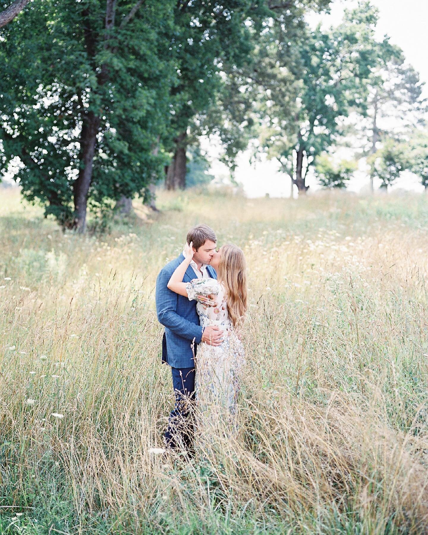 Anna Claire + Brad on the most beautiful June morning! We had so much fun exploring around their home and talking like we had been friends for years. These two have a special kind of love 🤍