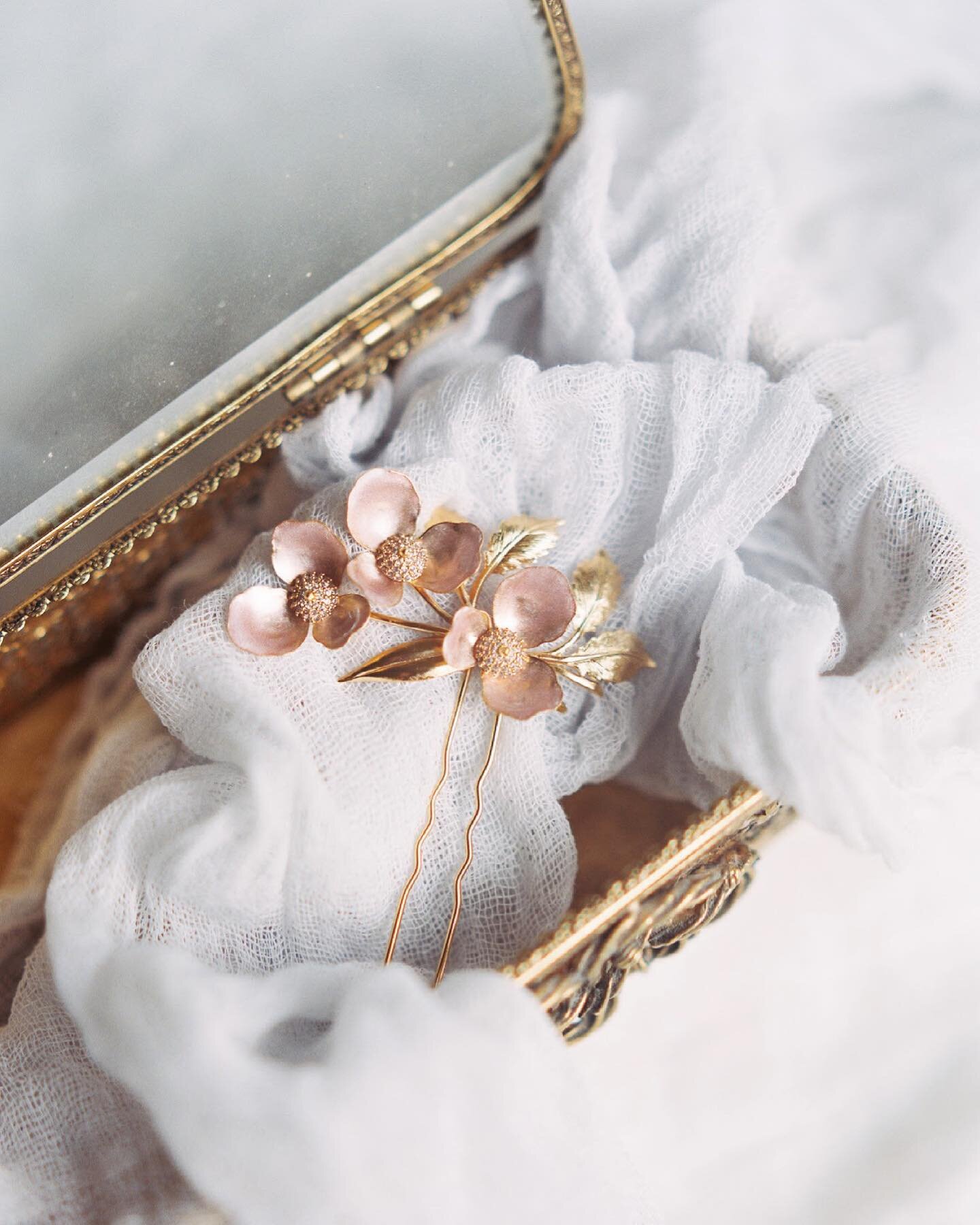 Dainty hair pin from the lovely @nea.milano. These pieces speak for themselves with how intricately designed they are! Do yourself a favor and go browse her page to see all her stunning work!