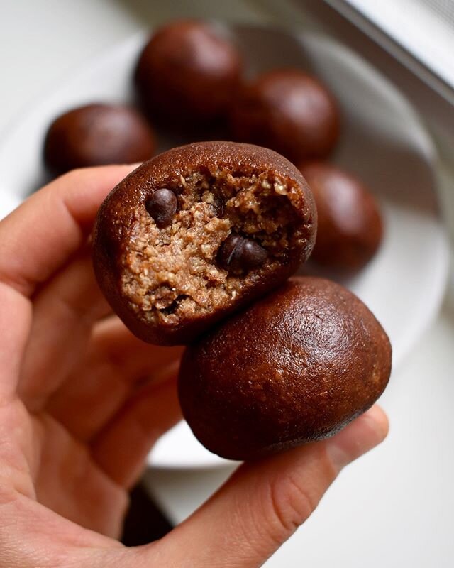 Mocha Chip Cookie Dough Bites! {v &amp; gf, 6 ingredient recipe below!}🍪☕️
These are by far the most delicious no bake cookies I have made (and the other ones were already pretty great!)😋 you can also omit the coffee to make these double chocolate 