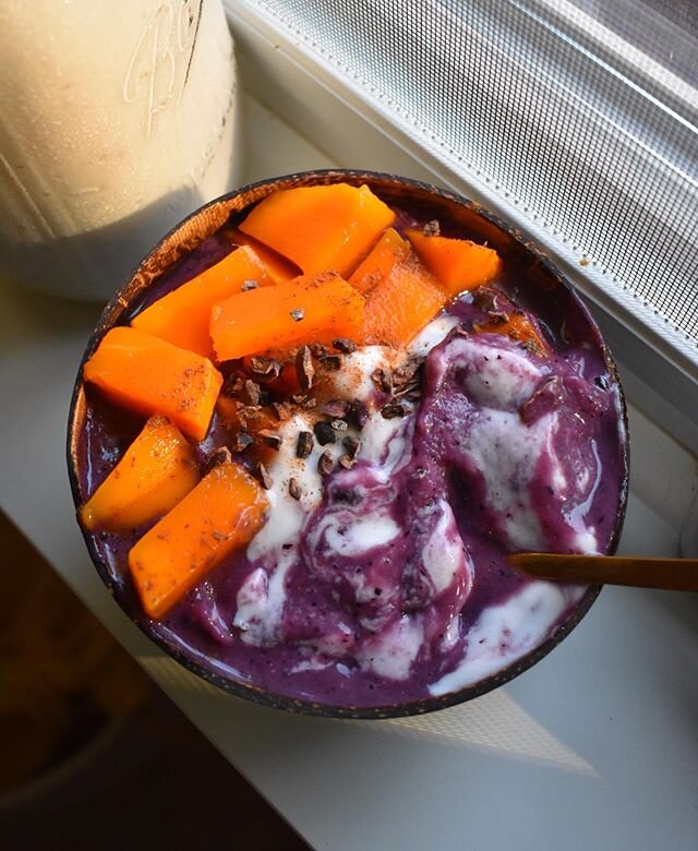 Coconut Berry Swirl Smoothie Bowl!🥥
I made homemade coconut yogurt a couple days again and it was just perfect on top of a smoothie bowl (I also had to use my coconut bowl to match the coconut theme😂)
Smoothie made from apple bananas, mango, bluebe