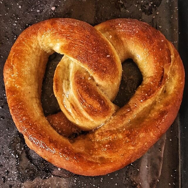 entering the part of winter when I forget bathing suits were ever a thing... HELLO PRETZL SZN 💃🏼👓 recipe coming soon! .
.
.
.
.
.
.
.
.
.
.
.
#winter #winterfood #comfortfood #baking #pretzels #foodporn #bread #breadmaking #foodblogger #recipes #e