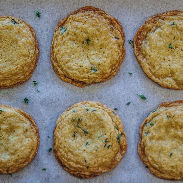 Sunday&rsquo;s are for baking amiright?! These lemony thyme-y cookies are chewy zesty springtime perfection. Scroll over to see a vid on how easy the recipe is, and check out the link in my profile for the full recipe. Happy baking!