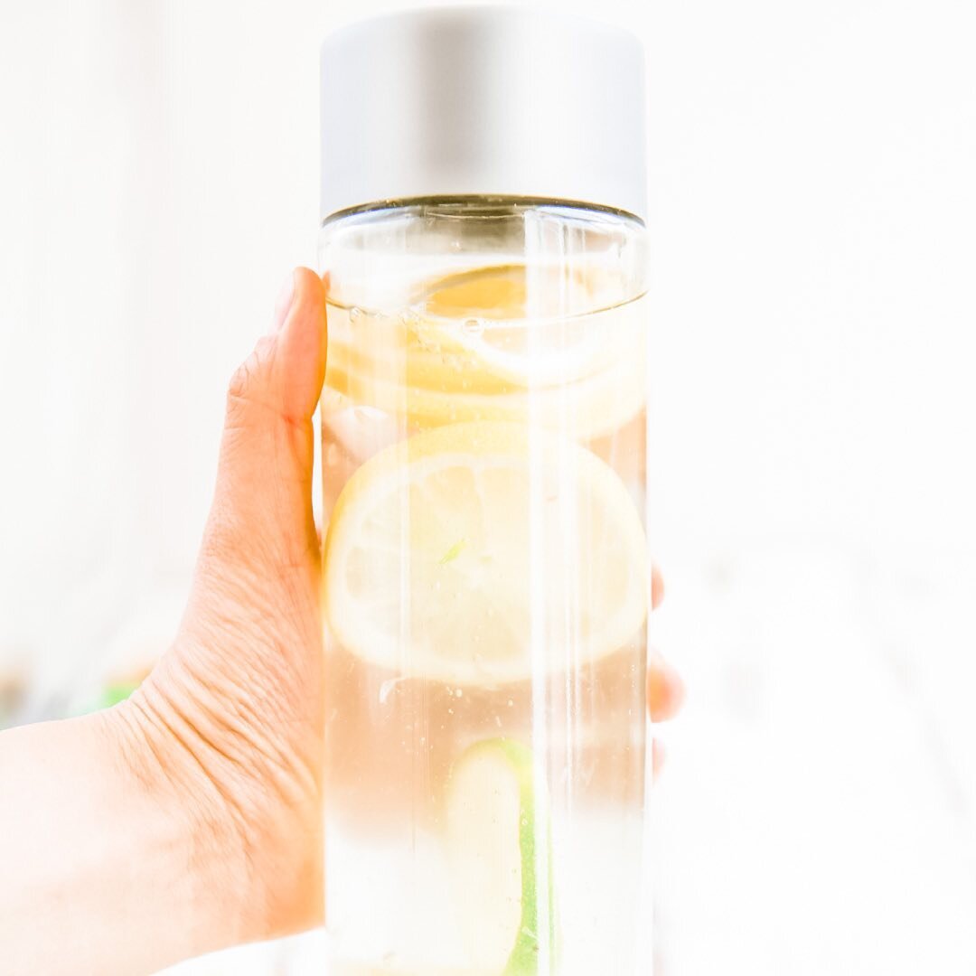 Wellness Wednesday: Lemon Water. 

Why you should add lemon water to your daily routine:

🍋hydrates your body
🍋improves skin health
🍋aids in digestion
🍋strengthens immune system
🍋promotes kidney health

Drink up, buttercup ☺️