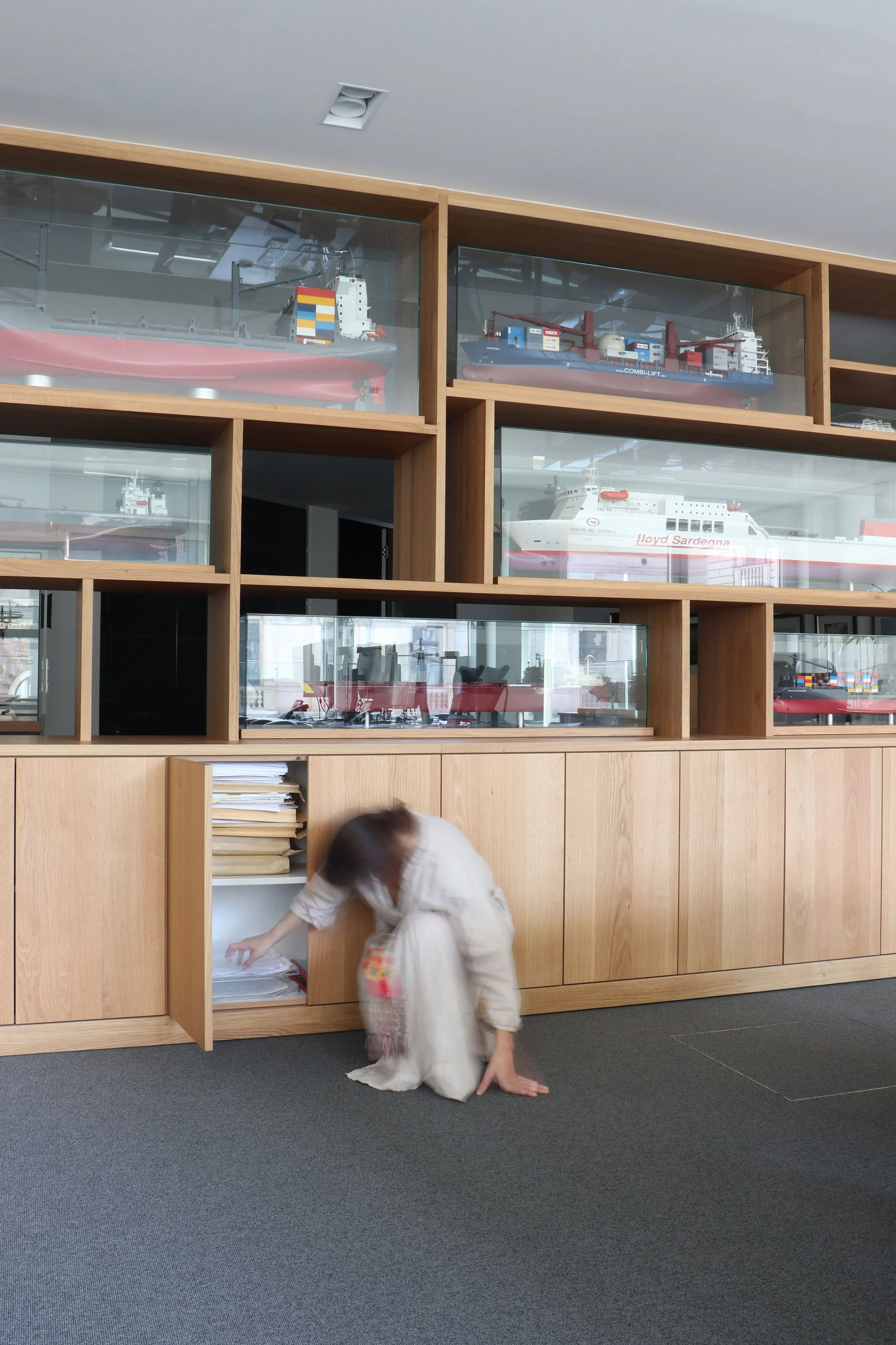 atelier gagai Innenarchitektur modernes Büro Regal mit Schiffsmodellen