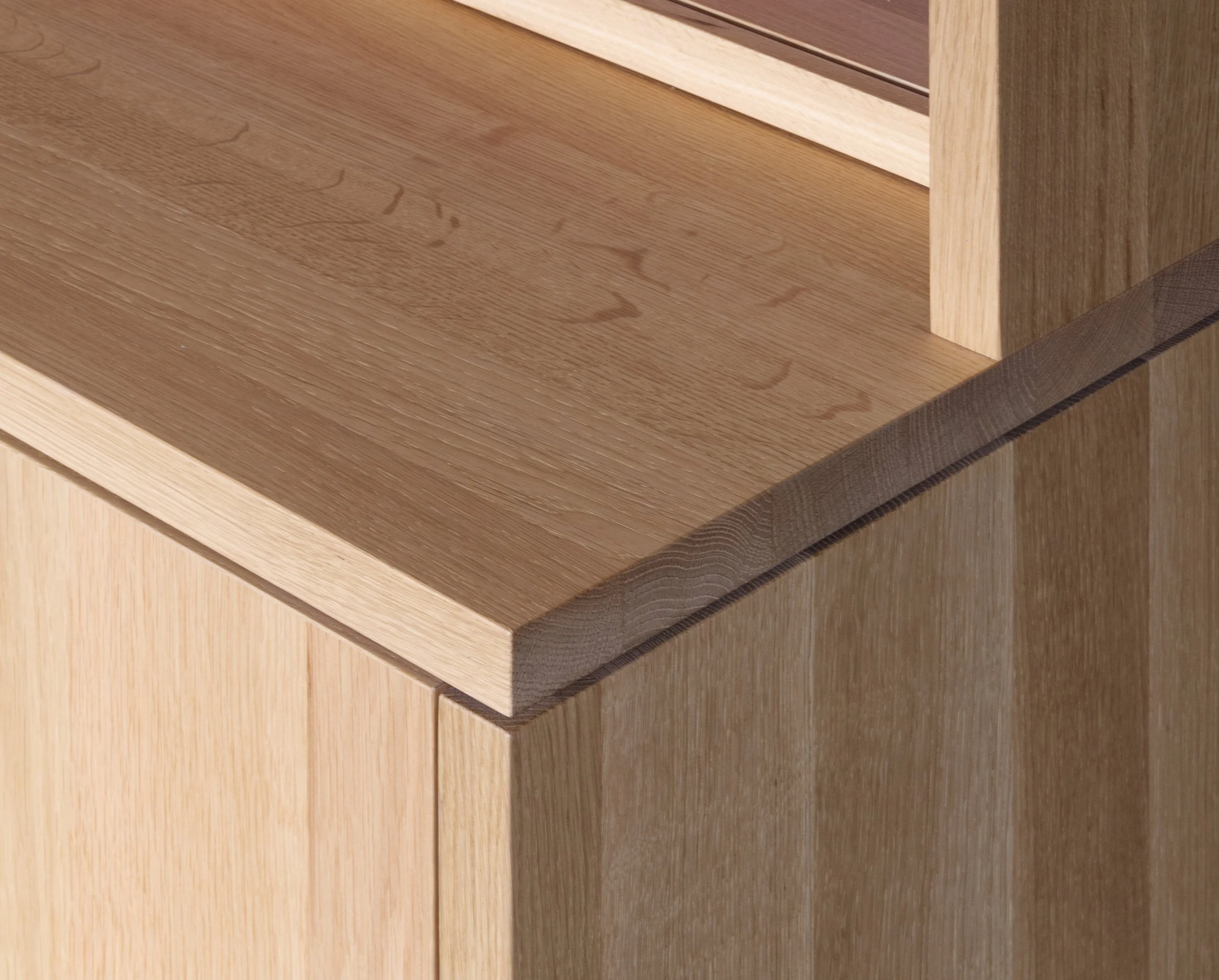 Eckdetail eines Tischlerregals aus Eiche, geölt.