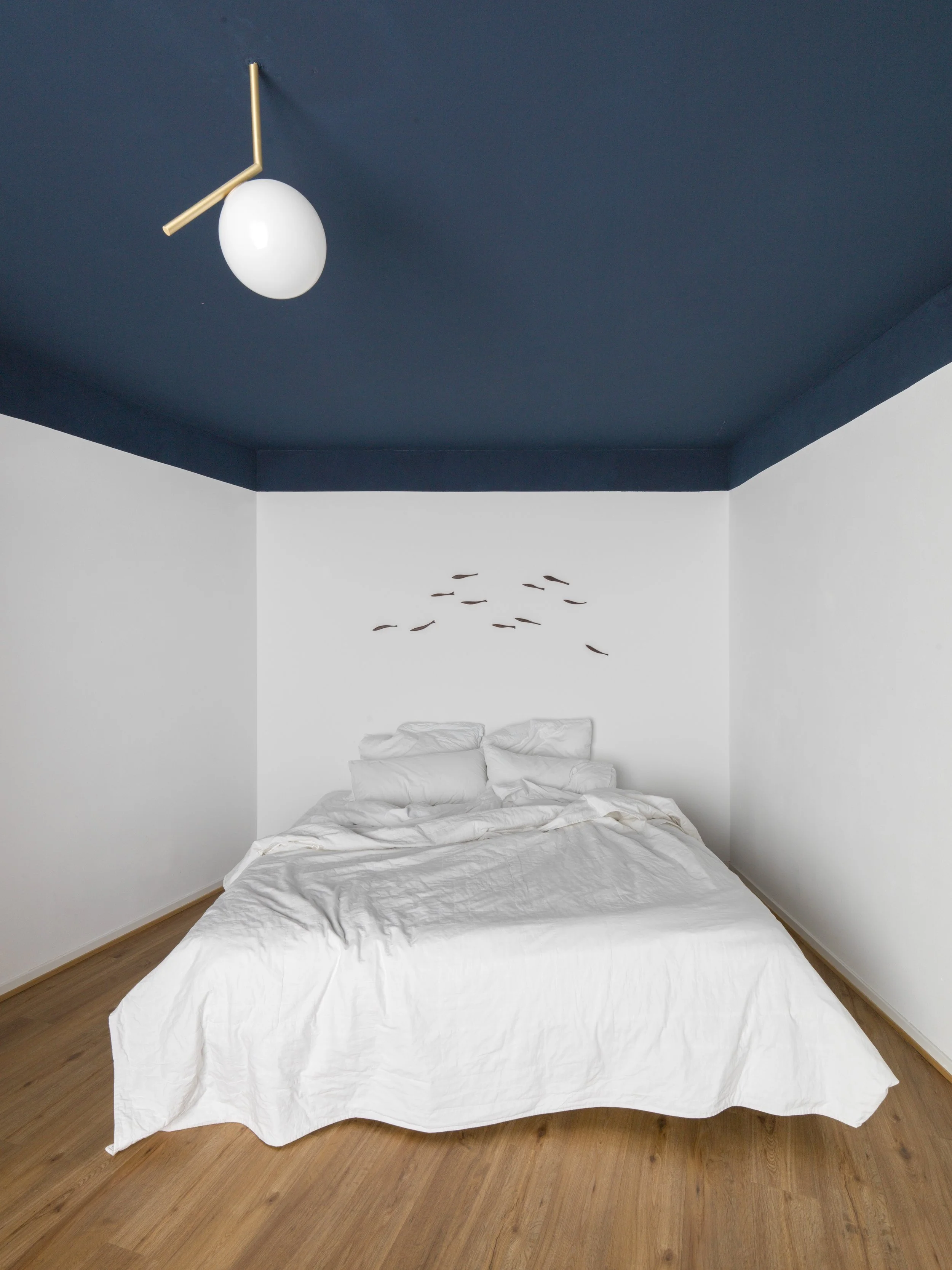 Innenarchitektur Interior Design Bedroom Schlafzimmer blaue Decke dark blue ceiling
