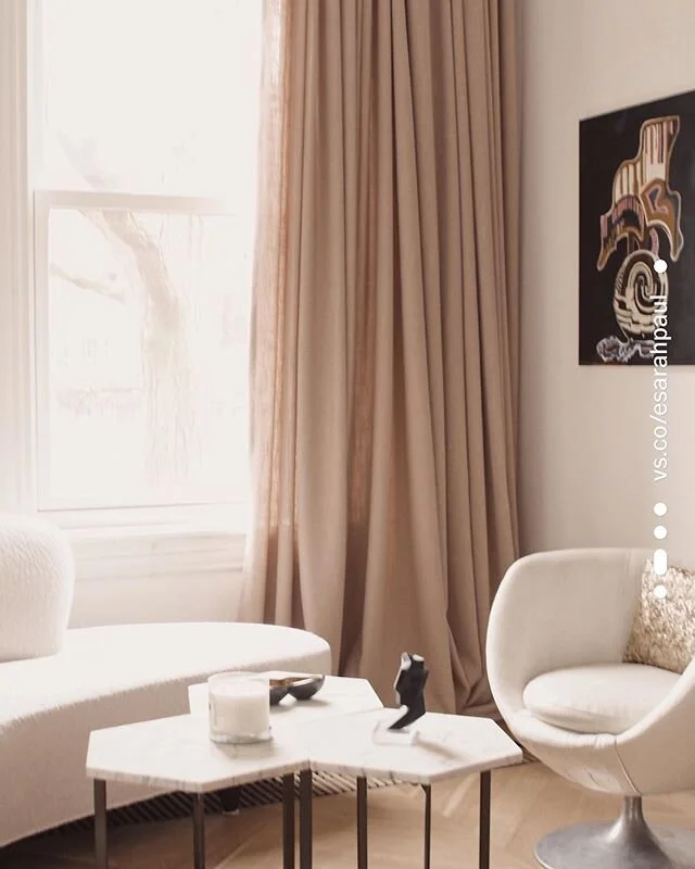 This cosy corner is fantastic for a little chat and a glass of wine. Vintage chair, vintage @vladimirkagandesign sofa in @hollyhuntdesign Breath Easy in Cloud, art by @scalecale * * * * 
#interiordesigner #interiordesignerslife #interiordesigninspo #