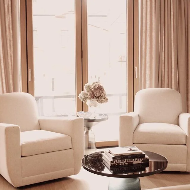 The perfect spot for a cup of tea. I love the light in this room and the contrast between the soft chairs by @hickorychair with the slickness of the @sebastianherkner bell tables.
* * * * *
#interiordesigner #interiordesignerslife #interiordesigninsp