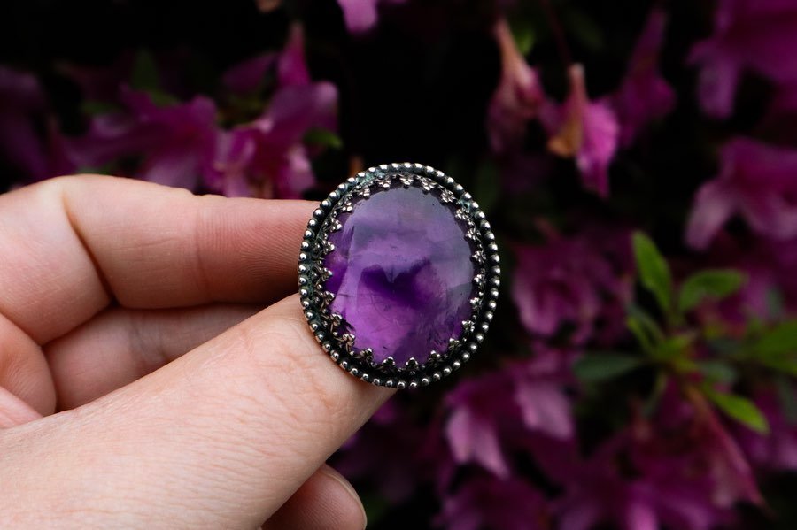 A closer look at this atomic amethyst ring! I picked this stone up at a local gem show for my purple people. It&rsquo;s got some super dark purple coloration and beautiful clarity. Use code ATOMIC25 for $25 off this ring today only. 🖤
.
.
.
.
.
.
.
