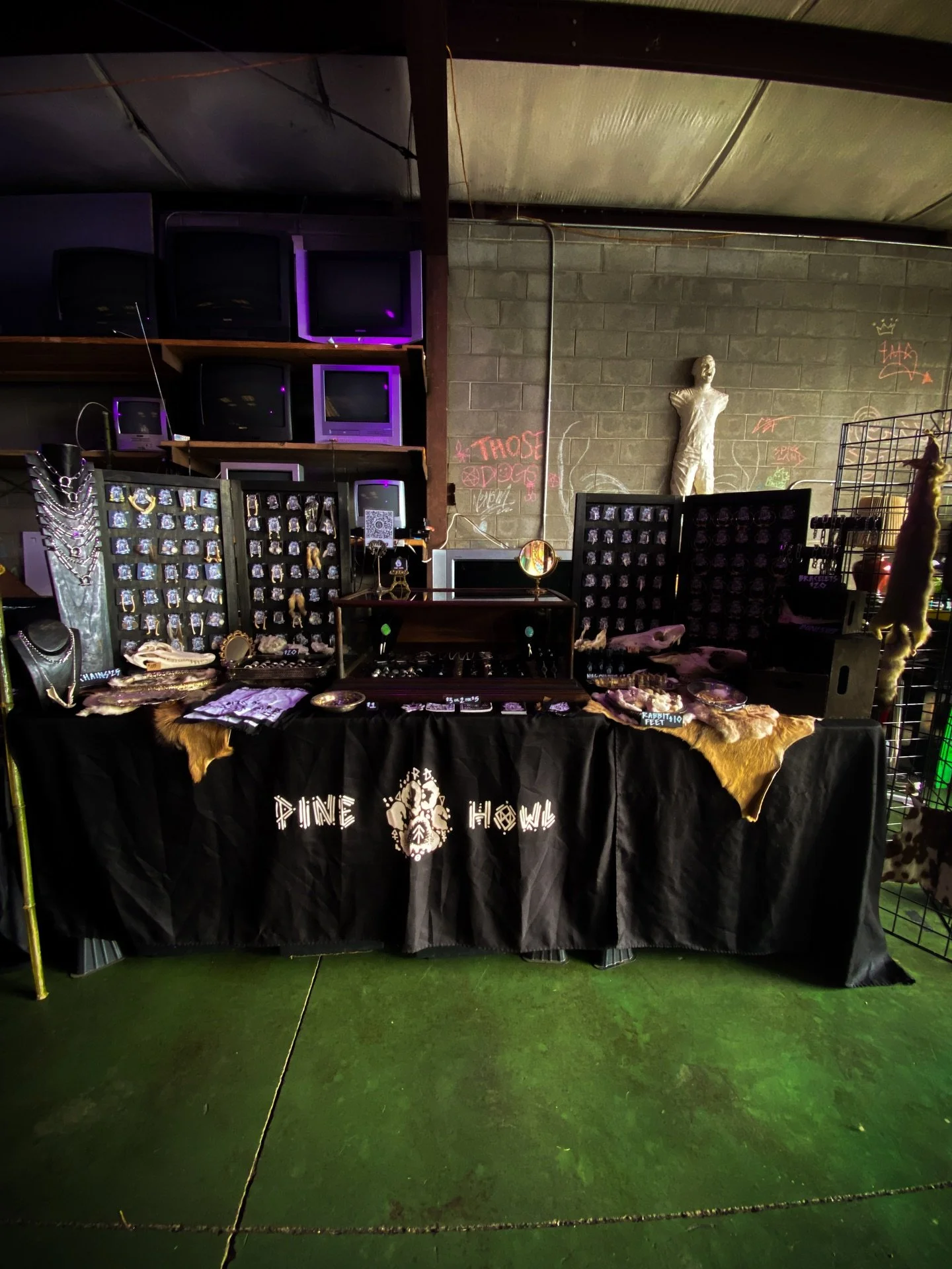 Surprise pop up at @slygrog for @syzygyavl today! Come hang with us. 🖤
.
.
.
.
.
.
.
.
#ashevillemusic #avl #slygrog #avlevents #avltoday