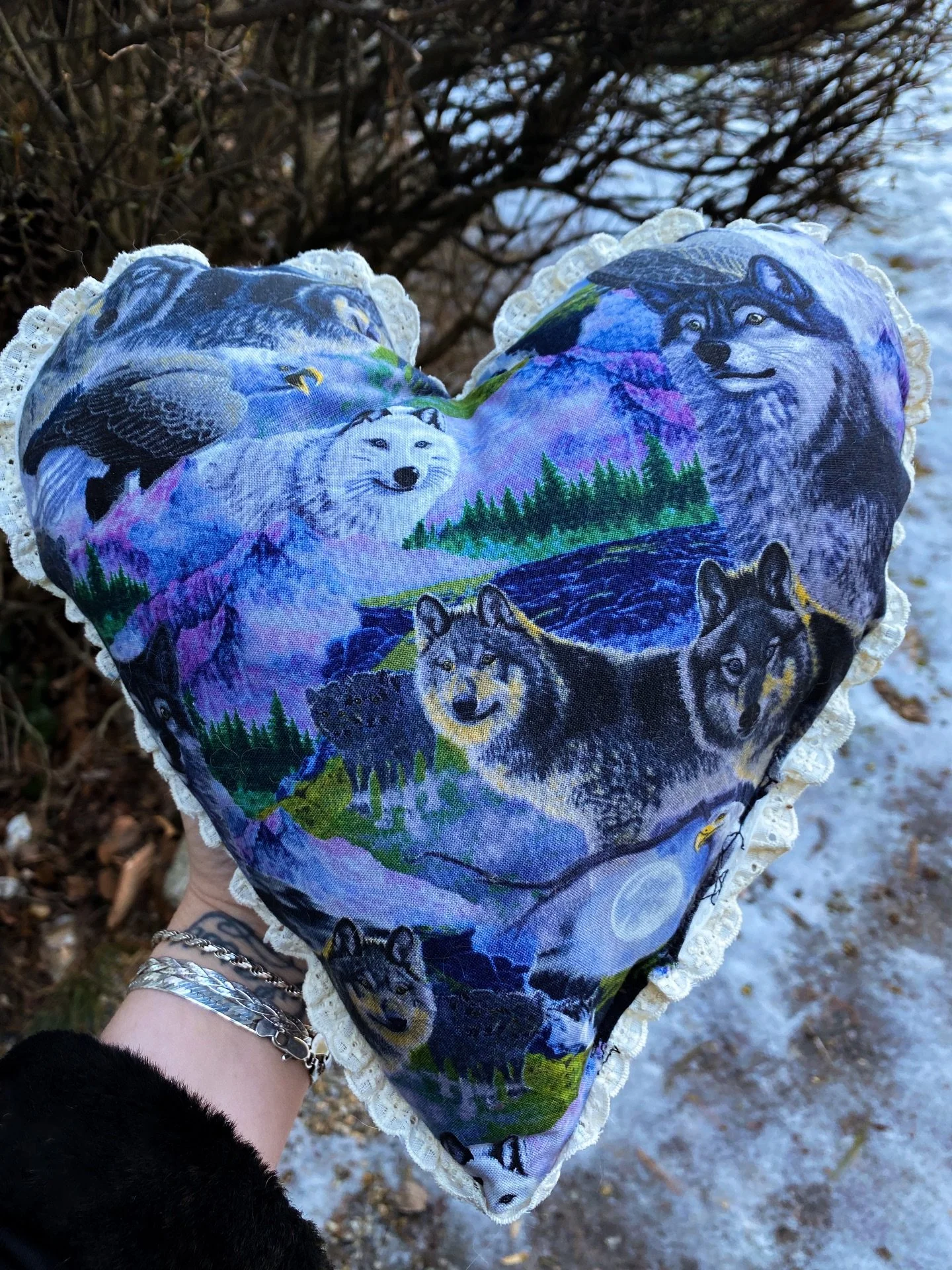 Bringing some sewing projects with me to @yallmartsc Y&rsquo;allentines &ldquo;Small-Mart&rdquo; tomorrow! I&rsquo;ve been learning to sew this year and I&rsquo;m having a lot of fun with it. I&rsquo;ll have a few pencil/makeup pouches and this pillo