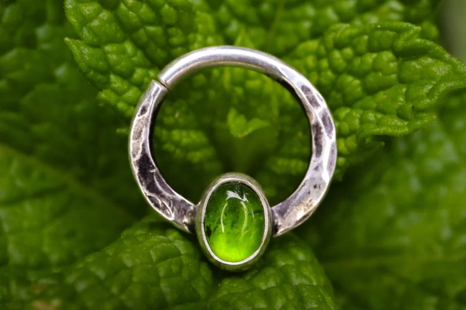 Another new septum ring I&rsquo;ll be bringing with me to @yallmartsc Summer of Strange this Sunday! This one has a lush and juicy chrome diopside. Never heard of chrome diopside? It&rsquo;s a really cool stone that gets it&rsquo;s color from chromiu
