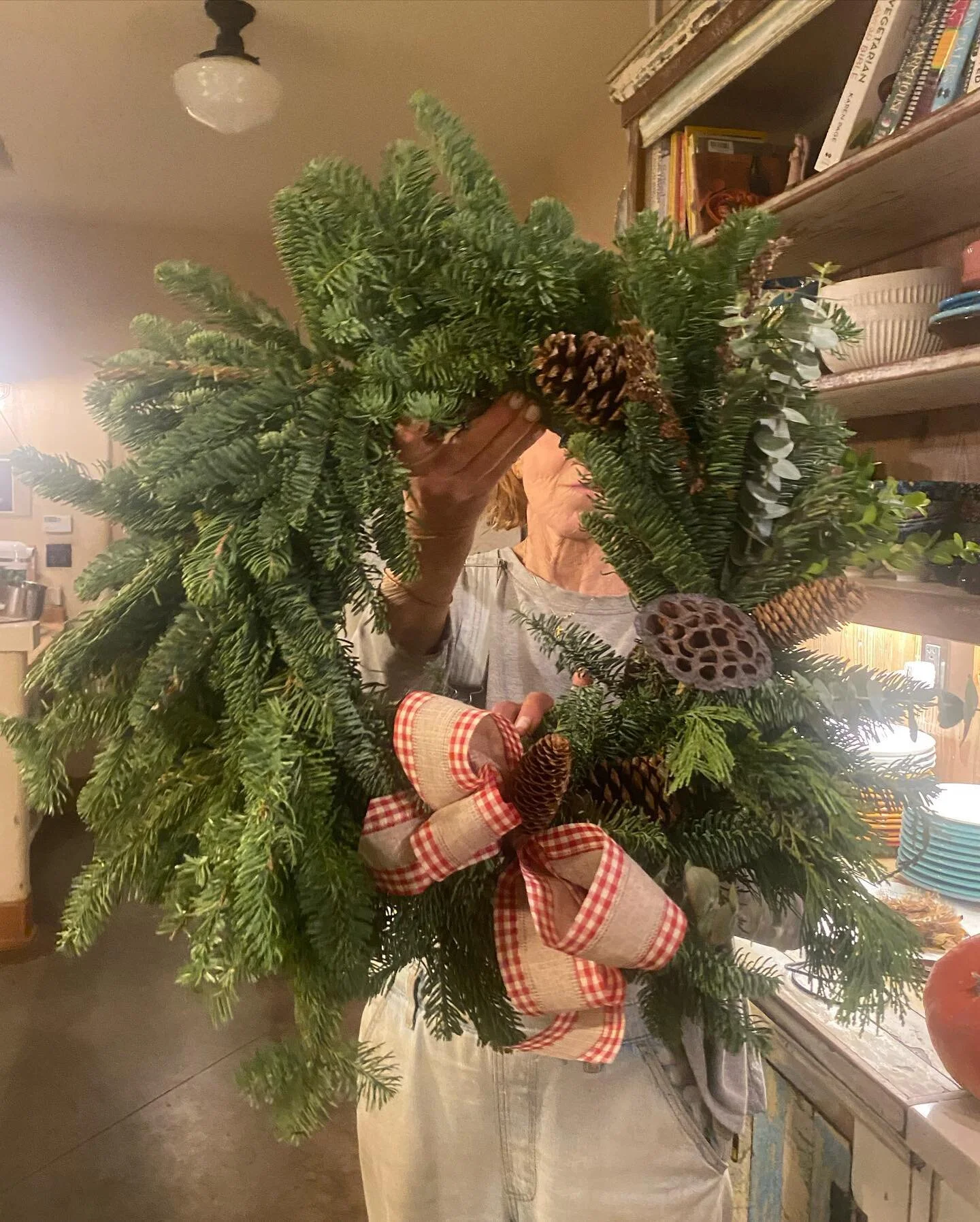 Hand made holiday wreaths are now available in the farm store. Stop by anytime between 9 am - 5 pm! They are $45 each.

See you on the farm!
.
.
.
.
.
.
#holidaywreath #farmwreath #christmaswreath #christmasdecor #christmas #christmasiscoming #merryc