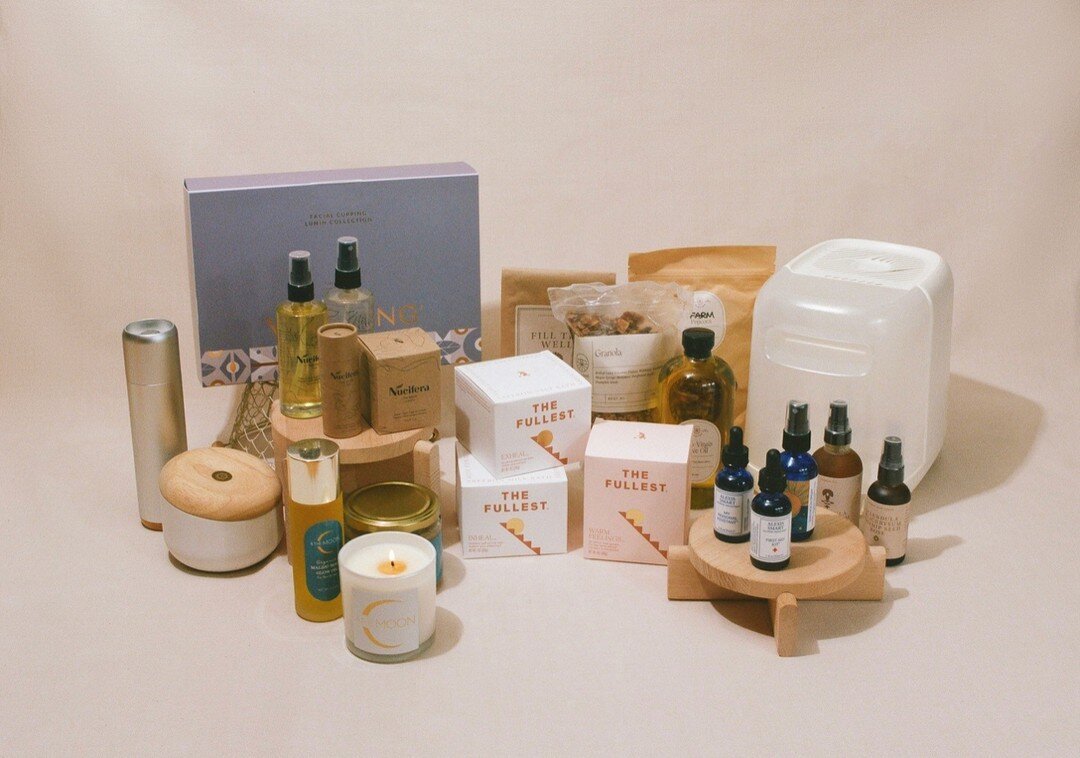 GIVEAWAY! We&rsquo;re so grateful to have you all in our community and hope this pack brings winner ease, joy, and a happy holiday season! 

Take one thing off your holiday to-do list with this incredible, holistic holiday gift pack with wellness pro