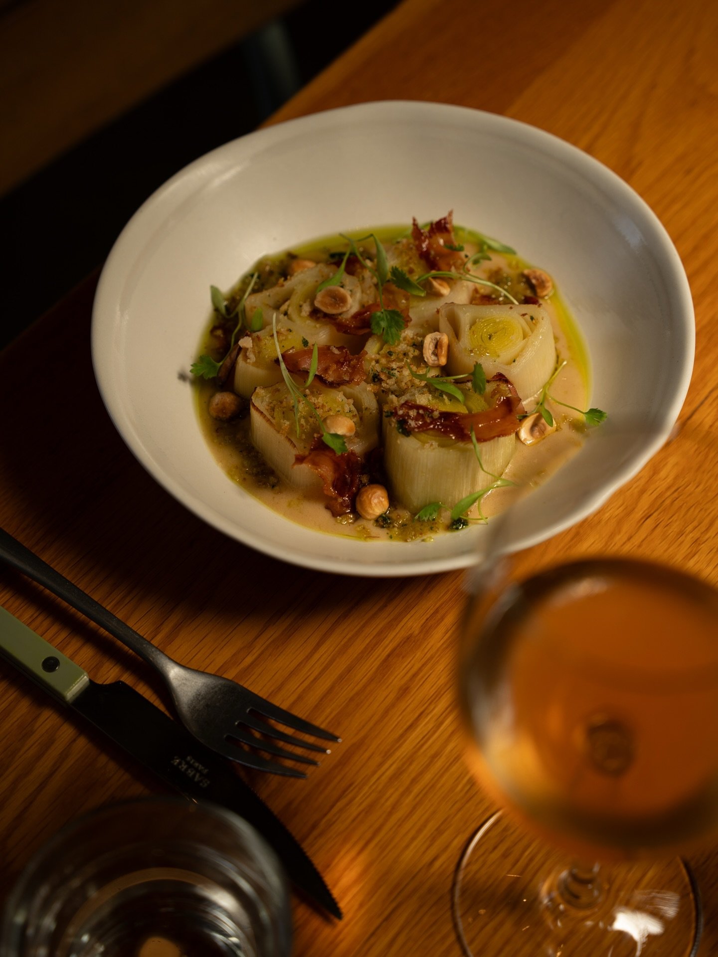 Just over here making leeks sexy 💋

We confit the leeks in butter thyme &amp; caraway seeds until they are soft and melt in your mouth. The cream sauce is made by combing the leek butter, cream, chicken stock, sage and hazelnuts to create a super co