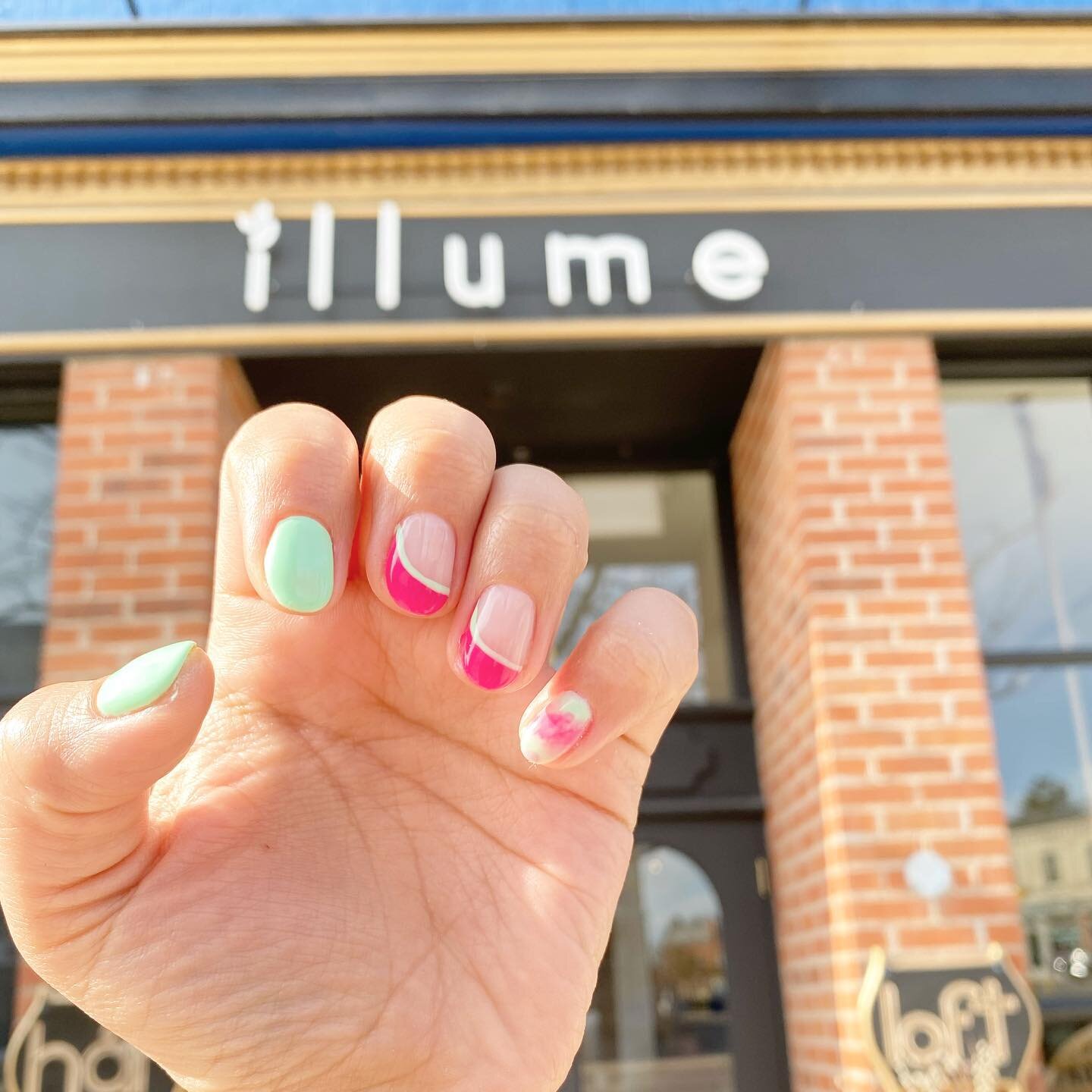 Summer is in the air &amp; in this mani🌱

Book your summer treatments today🌱

#illume 
#illumewellnessspa 
#illumeloft 
#illumecleanbeautymarket 
#summernails 
#summervibes 
#nails 
#naildesign 
#nailart