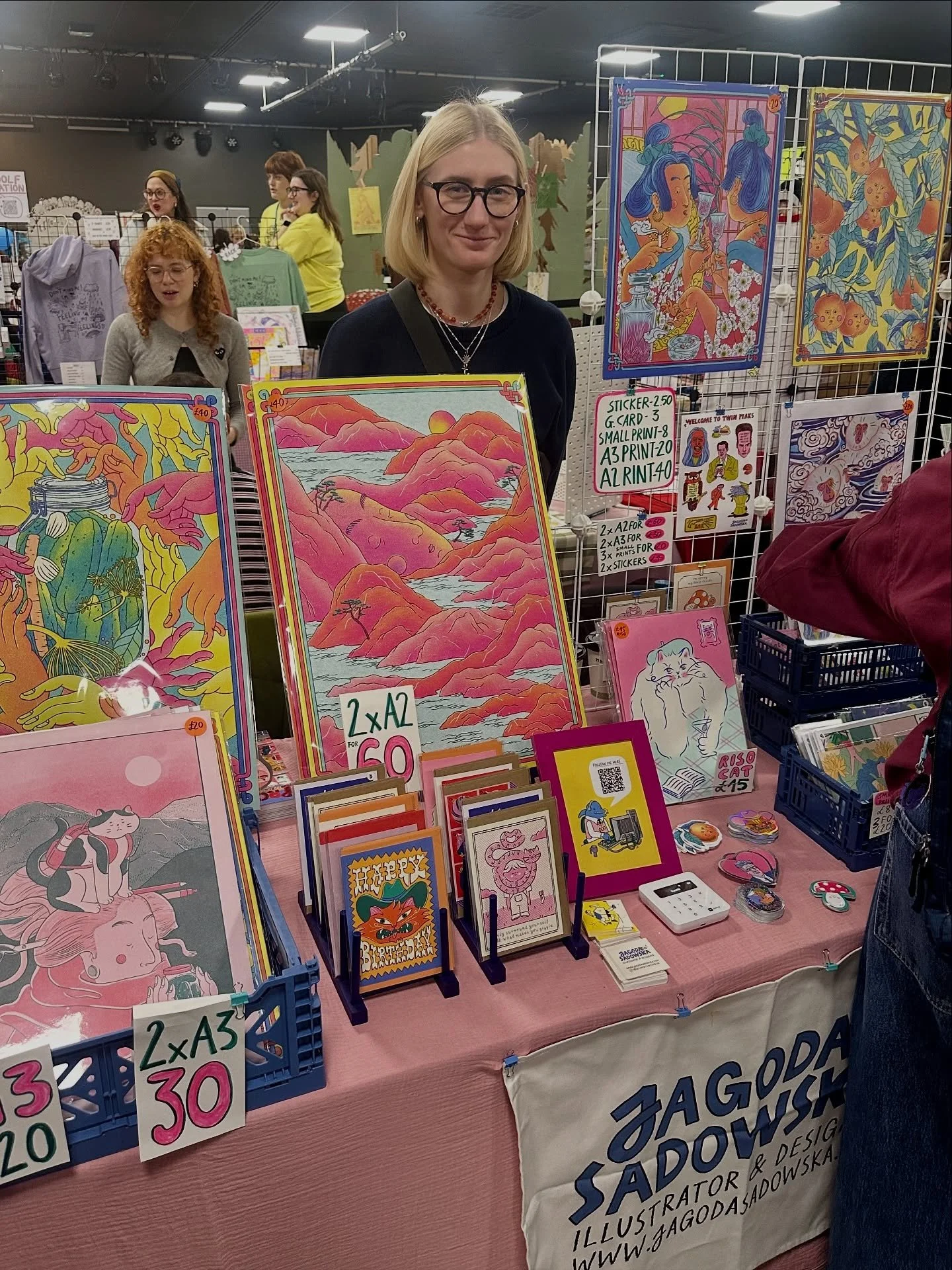 Day 2 at @wearebif come say hi! It&rsquo;s safe! @sharpercomics in the cage! Also only a few Twin Peaks stickers left! 

#brightonillustrationfestival #illustrationfair #printfair #illustration