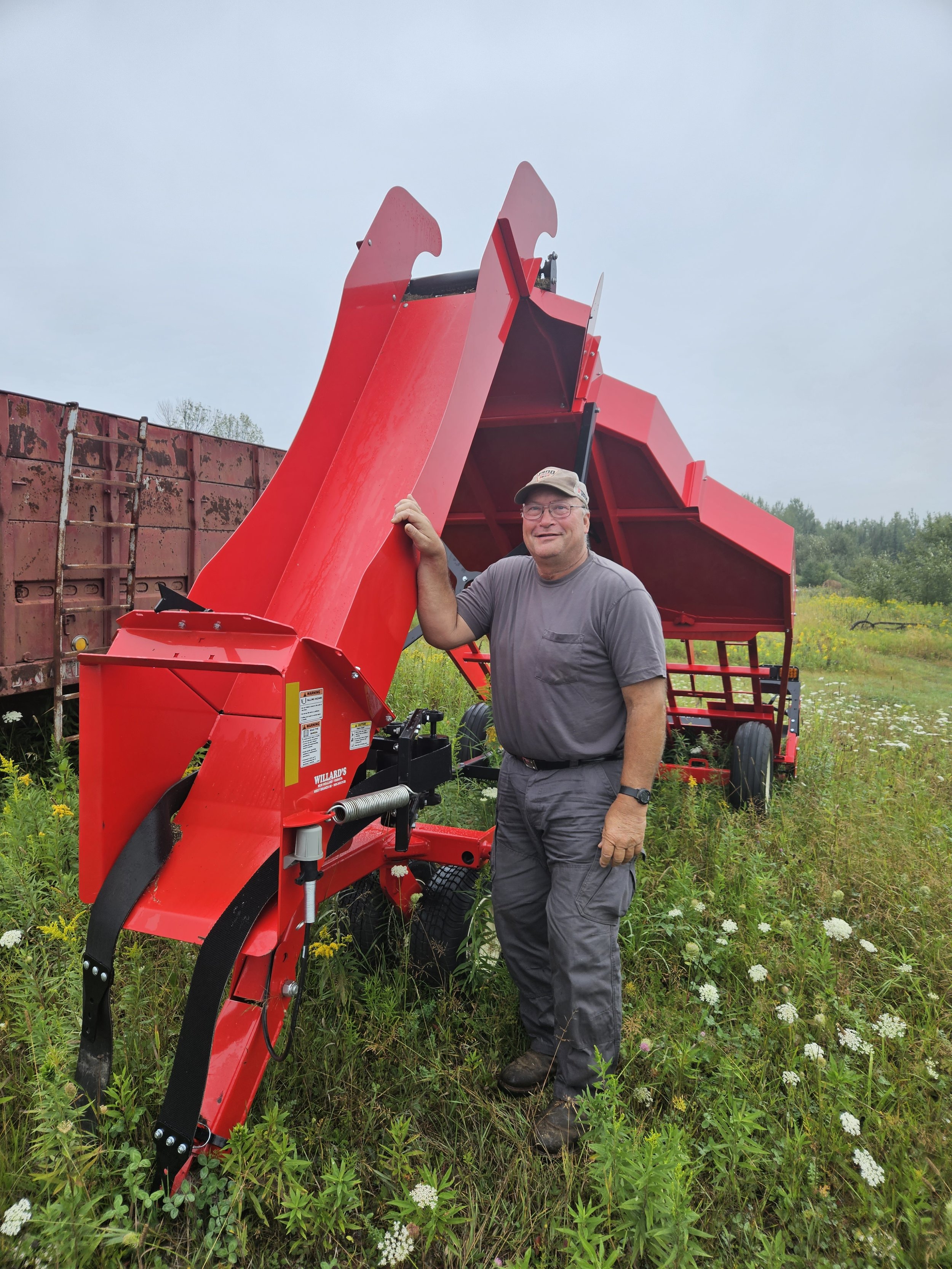   Gathering square bales with the new accumulator can now be done with one person, eliminating the need for the extra labor that is expensive and hard to find.&nbsp;  