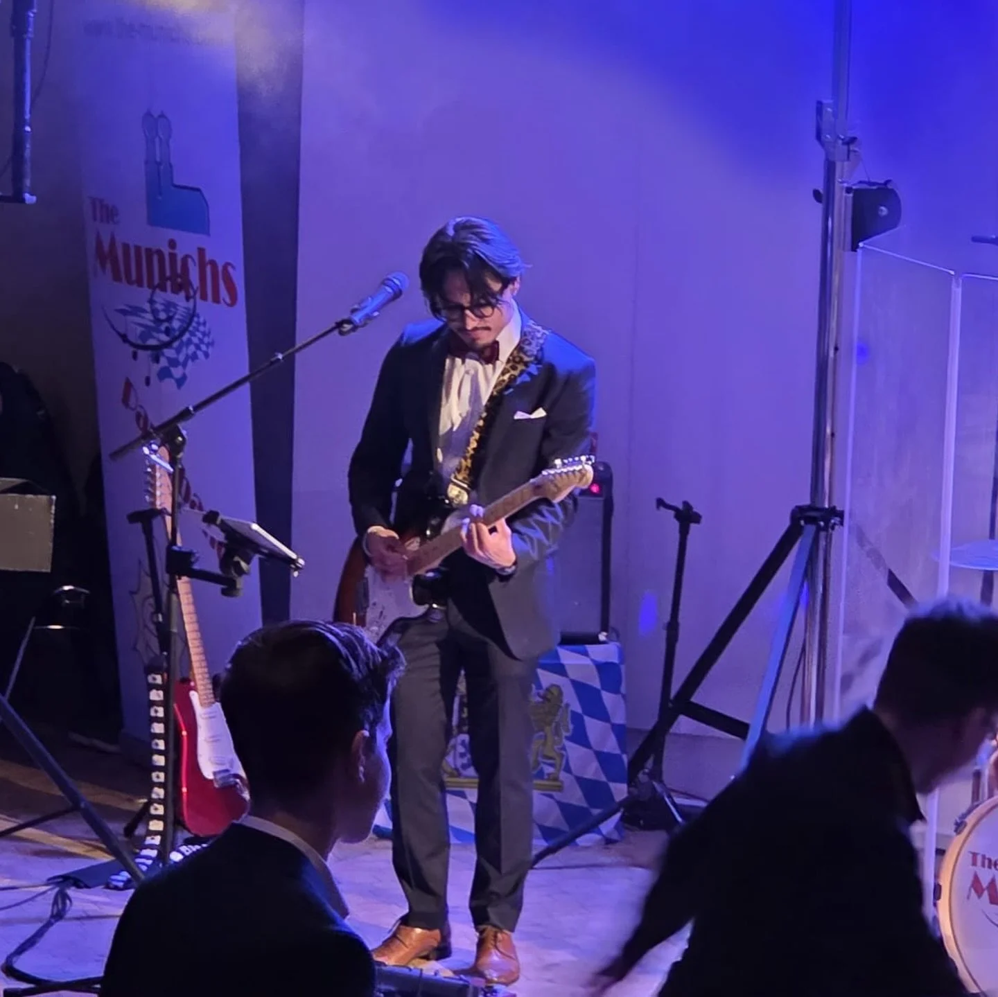 Wenn @themunichs fragen ob du Lust hast spontan f&uuml;r einen Song an der Gitarre einzuspringen dann gibt es nur eine richtige Antwort 🎸