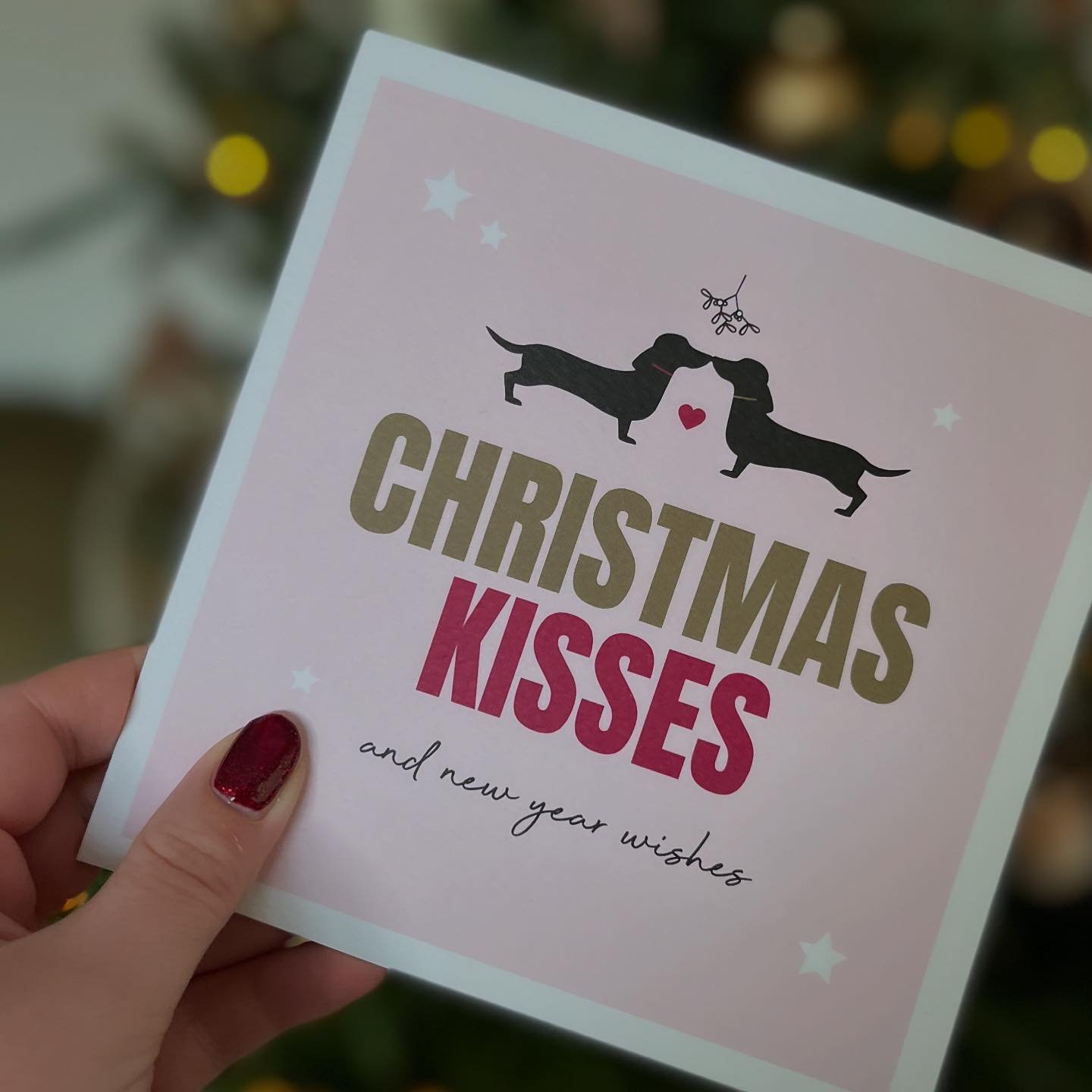One for the Doxie lovers! &hearts;️ Christmas Sausage Kisses!

This is an oldie now but still one of my favourite Christmas card designs and I still have plenty in stock in my online shop (link above) or DM me to order. 

#dachshundlovers #sausagedog