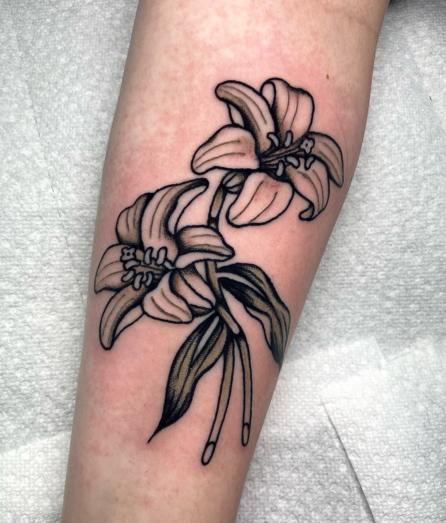 Some Lilies from my &ldquo;one offs&rdquo; for Allie 🩷

Thanks again!

#traditionaltattoo #ohiotattooers #queertattooartist #daytontattoo #blackandgreytattoo #botanicaltattoo #floraltattoo
