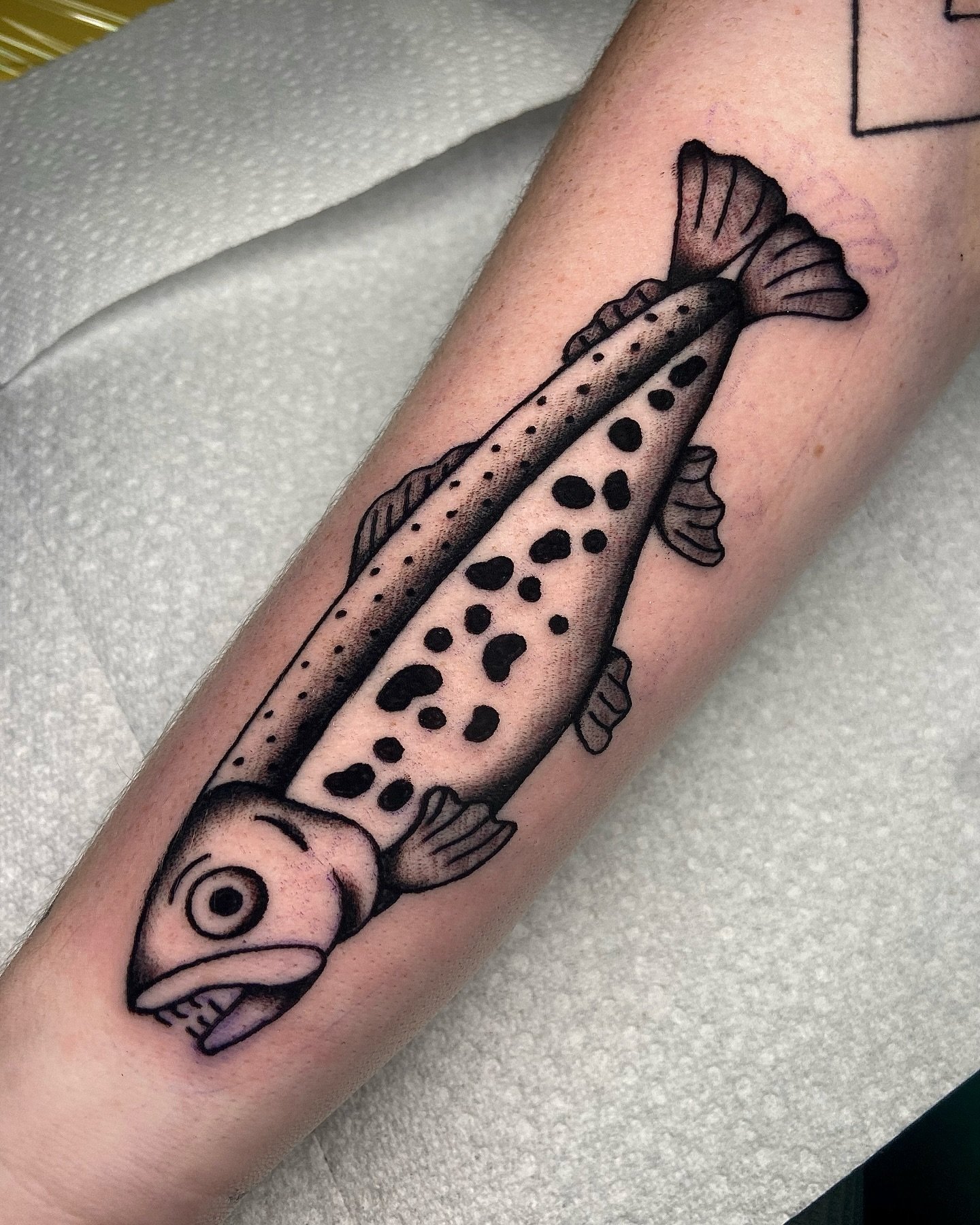 Got to do this fun fish for Grace today 🐟🐠

Thanks so much!

#traditionaltattoo #ohiotattooers #queertattooartist #blackandgreytattoo #forearmtattoo