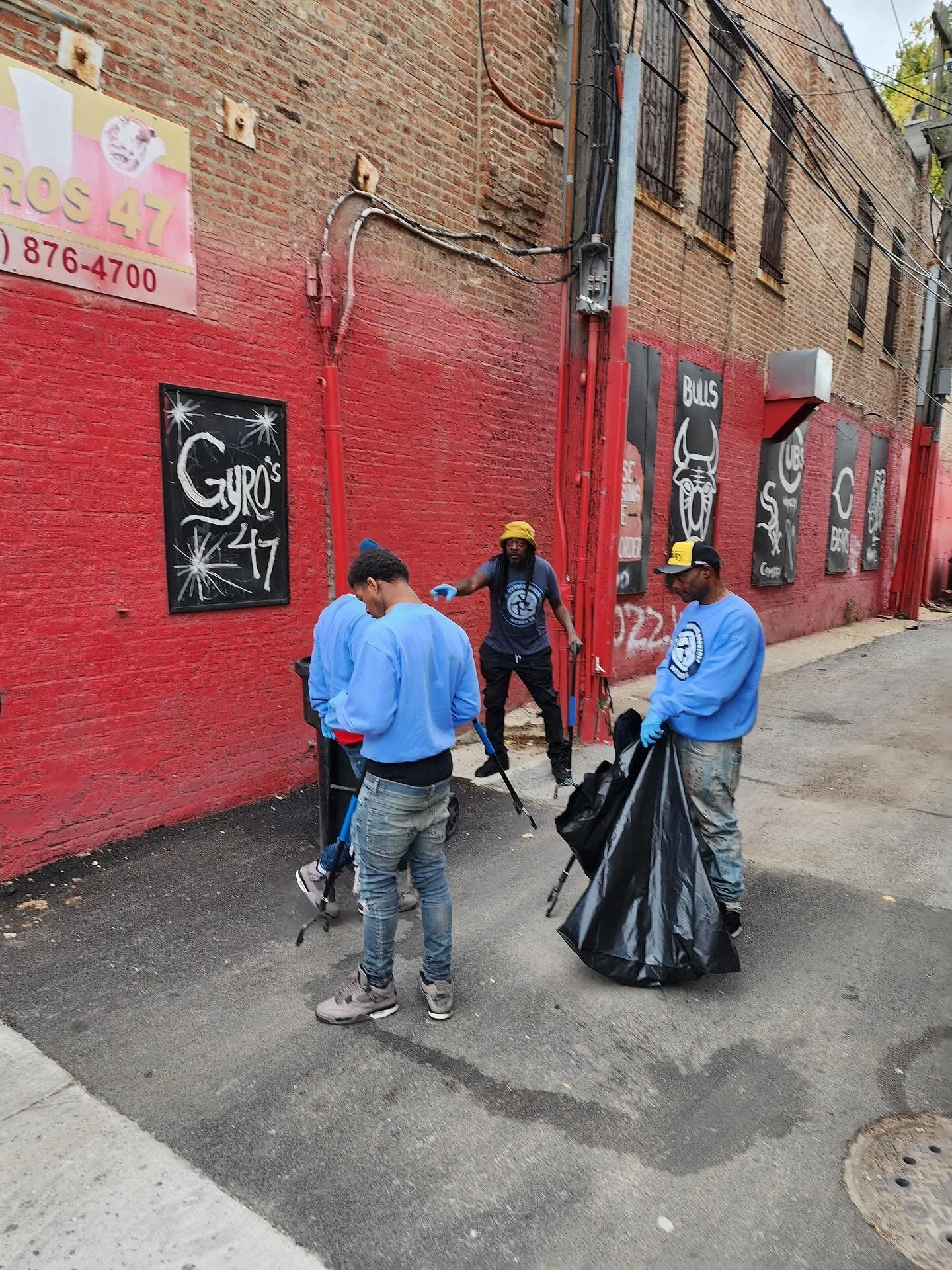 Huge thanks to Aaron 'Lefty' Boyd, Torrance Cooks, and our incredible volunteers for their dedication to Bronzeville and Washington Park! They've collected 670 lbs of trash and taken over 105,000 steps in our community over the past 4 months. 

Now w