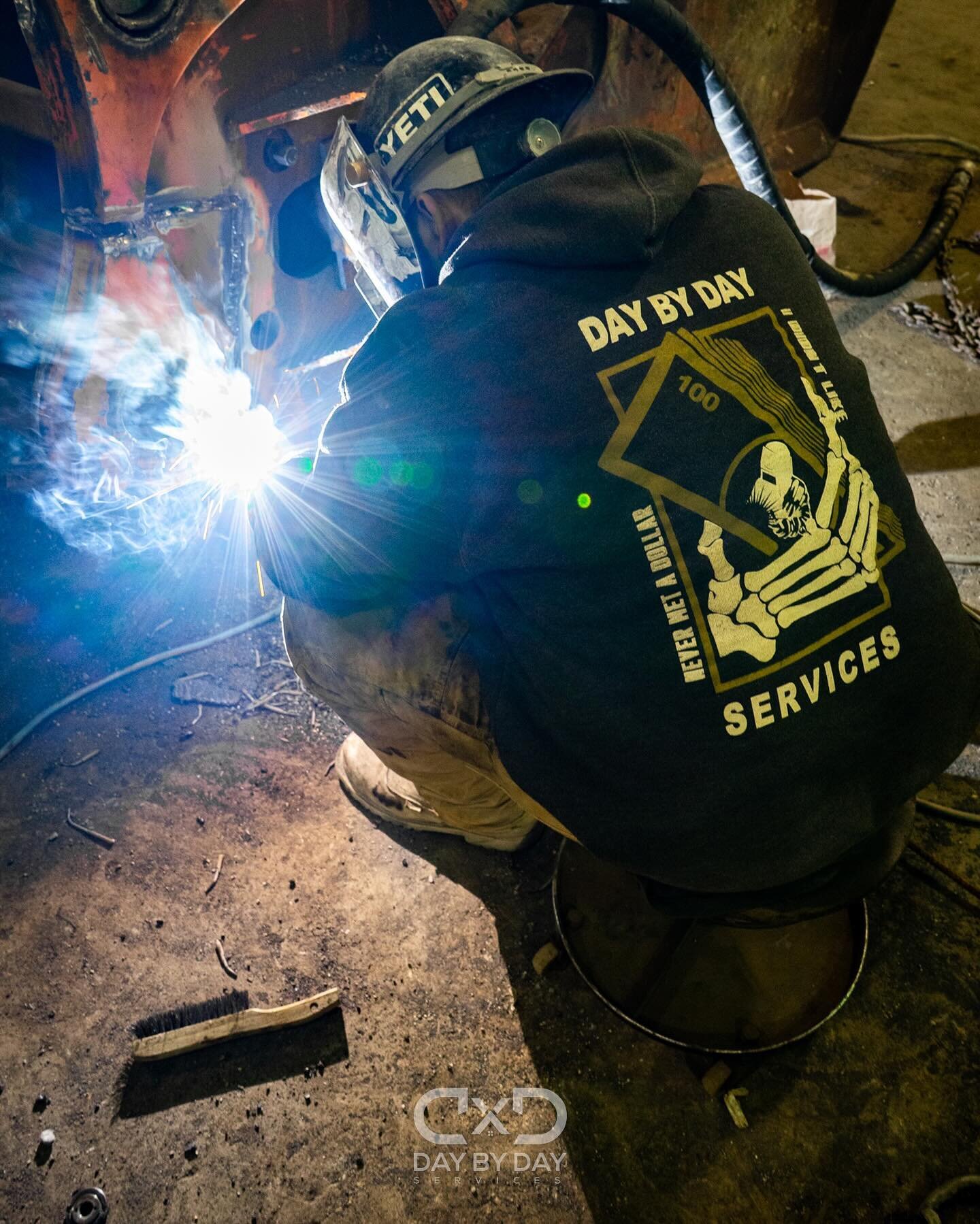 Nothing is easy, or freely given, go f*cking earn it! ____________________________________________________
#welding #stickwelding #excavator #excavatorattachment #latenights #earlymornings #hardwork #workforit #dayxdayservices #daybydayservices